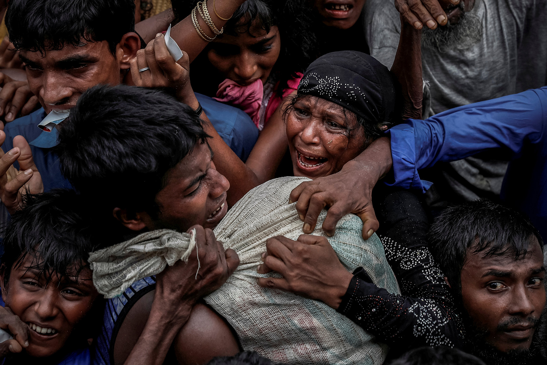 Los refugiados rohingya luchan por ayuda en un campamento en Cox’s Bazar, Bangladesh 24 de septiembre de 2017. (Cathal McNaughton)