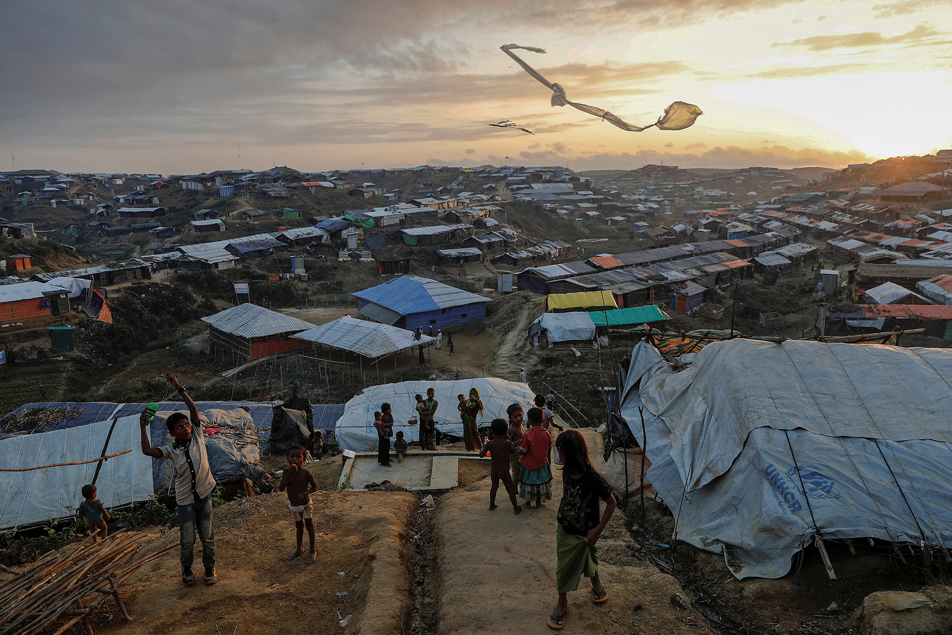 Los niños refugiados rohingya vuelan cometas improvisadas en el campo de refugiados de Kutupalong cerca de Cox’s Bazar, Bangladesh, 10 de diciembre de 2017. (Damir Sagolj)