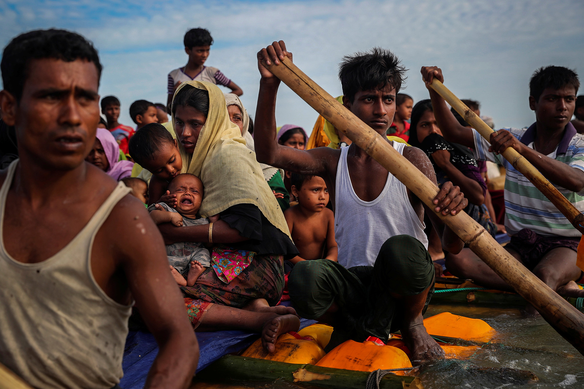 Los refugiados rohingya cruzan el río Naf con una balsa improvisada para llegar a Bangladesh en Teknaf, Bangladesh, el 12 de noviembre de 2017. Foto tomada el 12 de noviembre de 2017. (Mohammad Ponir Hossain)
