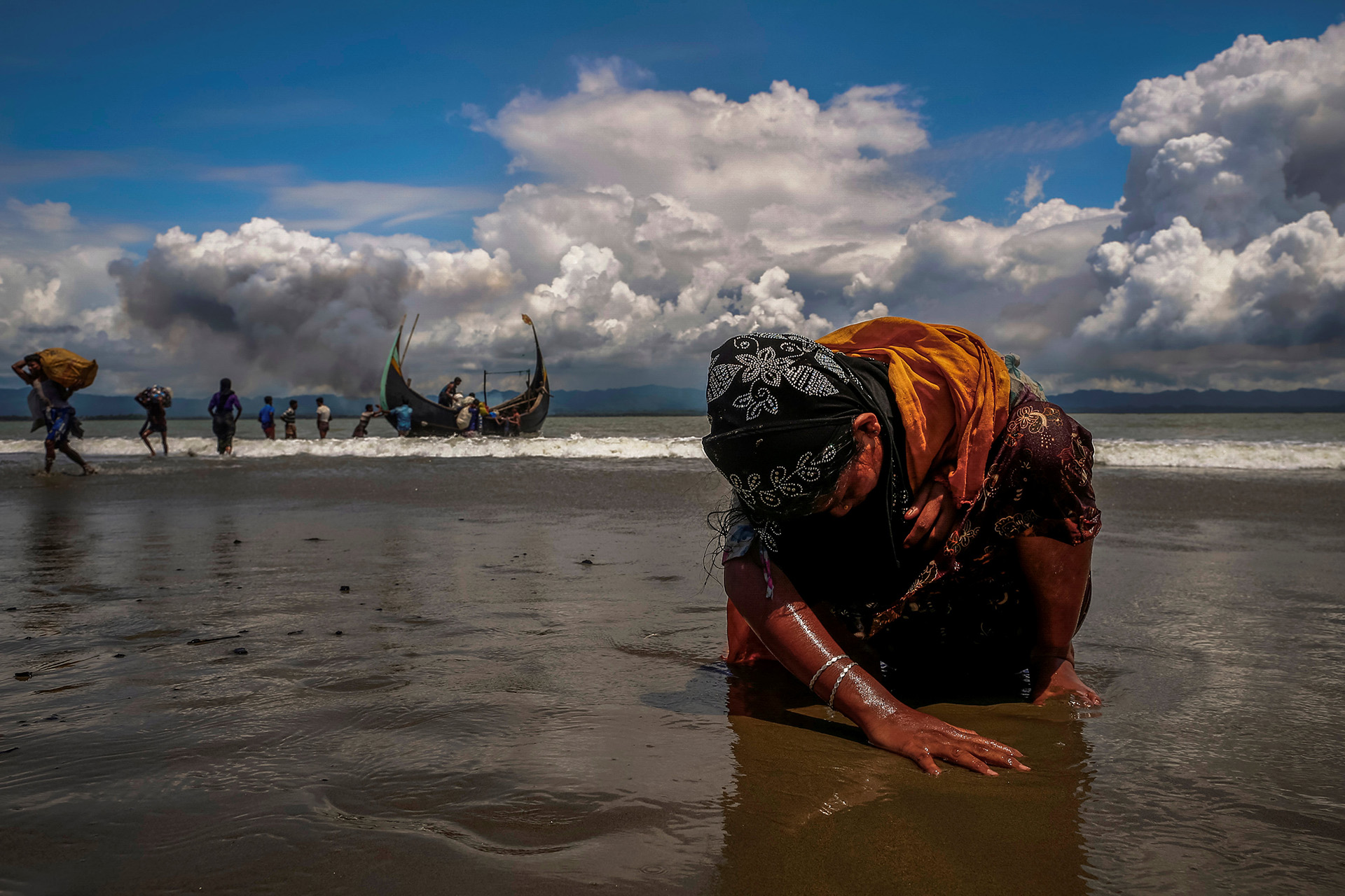 Una mujer refugiada rohingya agotada toca la orilla después de cruzar la frontera entre Bangladesh y Myanmar en barco a través de la Bahía de Bengala, en Shah Porir Dwip, Bangladesh 11 de septiembre de 2017. (Danish Siddiqui)