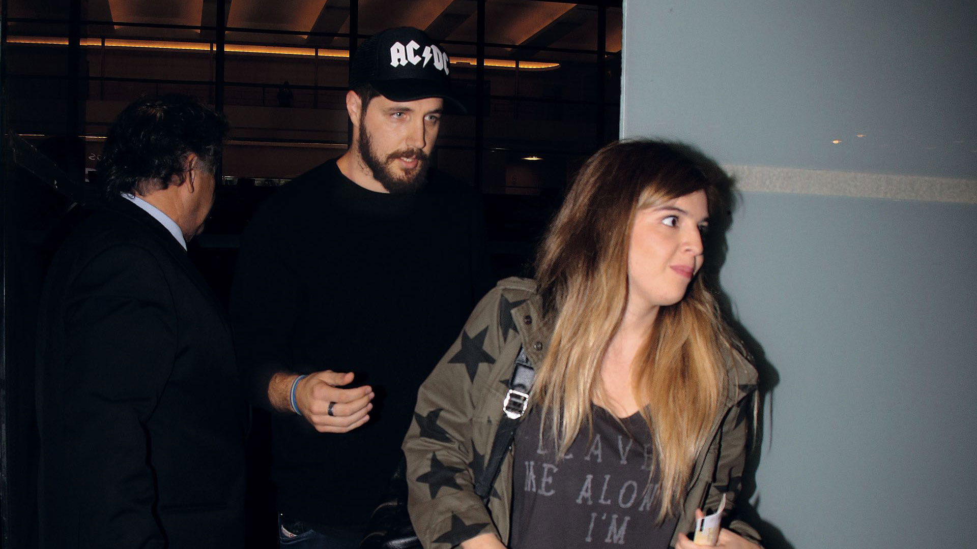 Sábado 14 de abril, teatro Opera: Dalma y Andrés se disponen a disfrutar del show de Amadeo. El, con gorrita de la banda AC/DC, revela su pasión por la música. (Fotos: Movilpress)