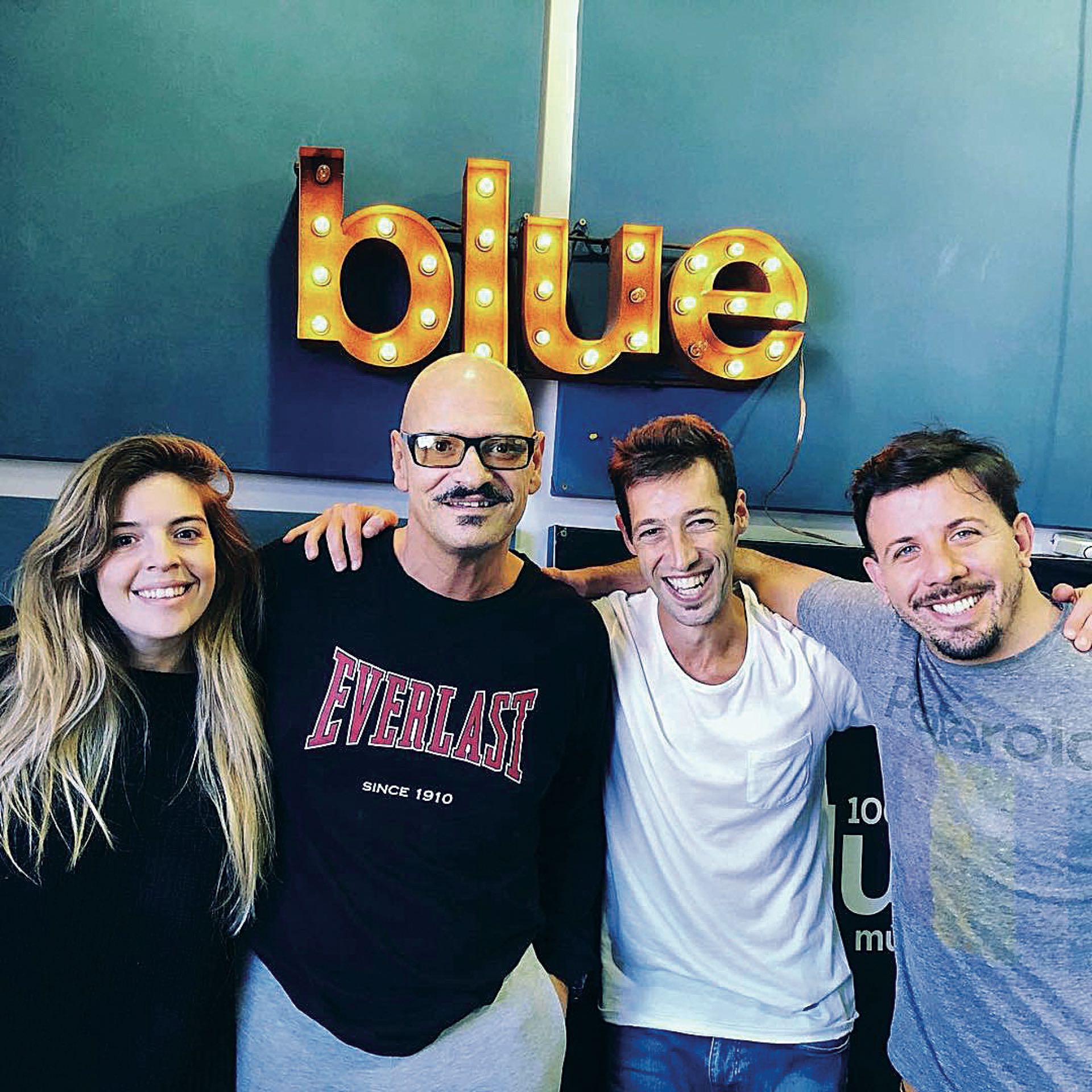 Pero no todo es diversión: el domingo 15, Dalma entrevistó a Carlos Belloso para su programa Un chino (FM Blue 100.7). Luego posaron con Martín Reich y Alejo Pérez Zarlenga, compañeros de la actriz. (Fotos: Movilpress)