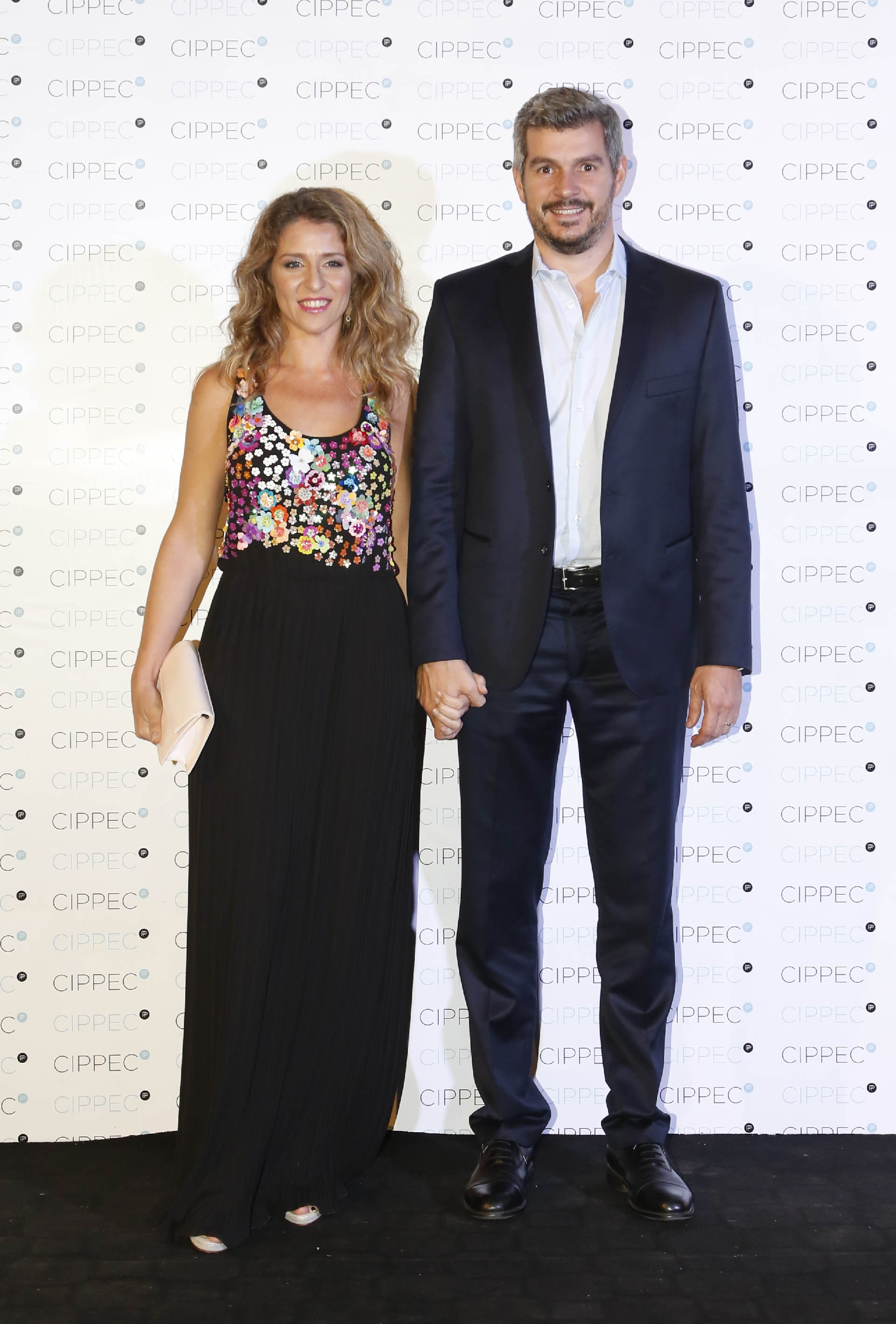 El jefe de Gabinete, Marcos Peña, y su mujer Luciana Mantero llegan a la gran cena anual de Cippec, que se llevó a cabo en La Rural