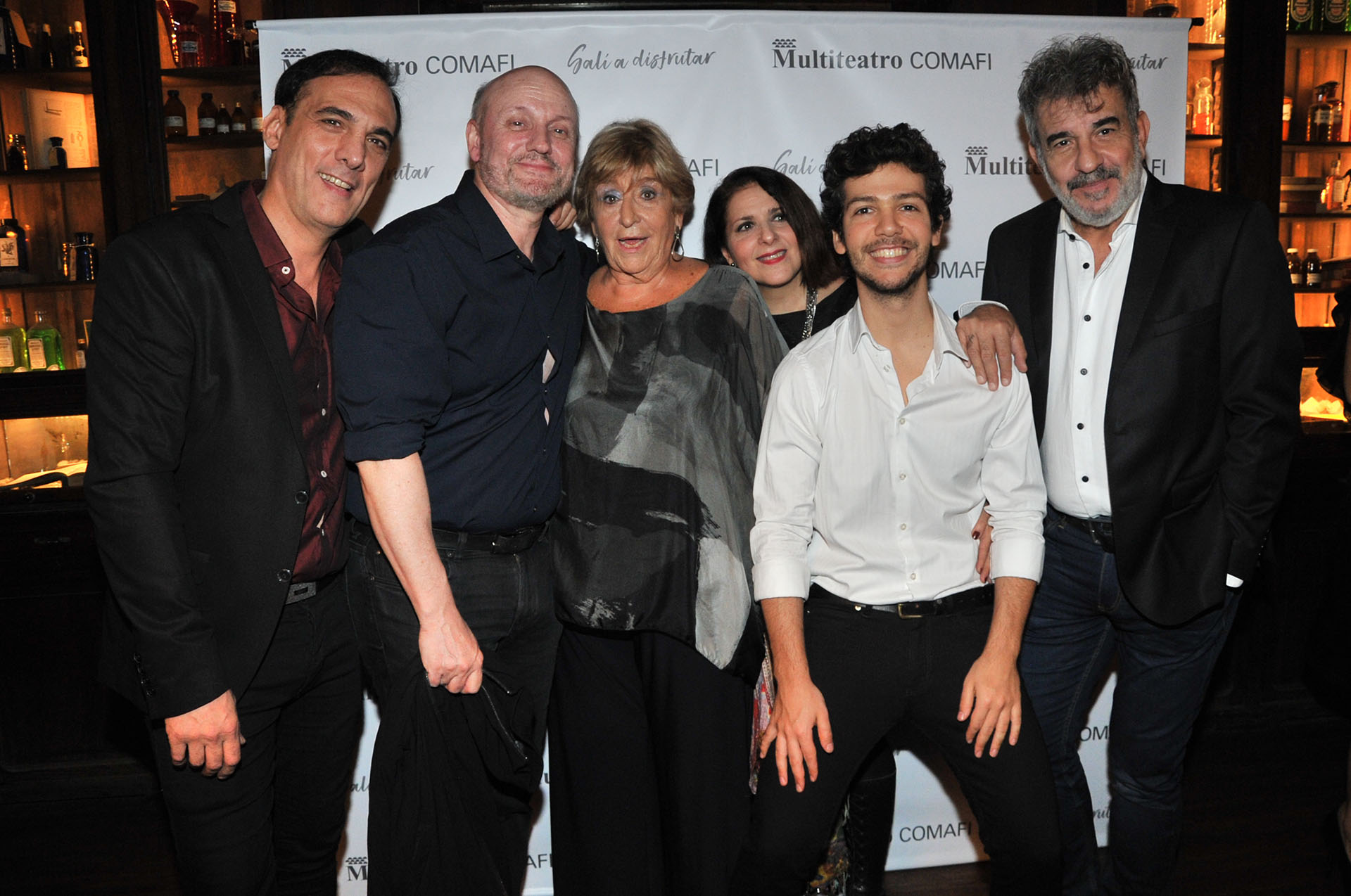 Juan José Campanella con el elenco de “¿Qué hacemos con Walter?