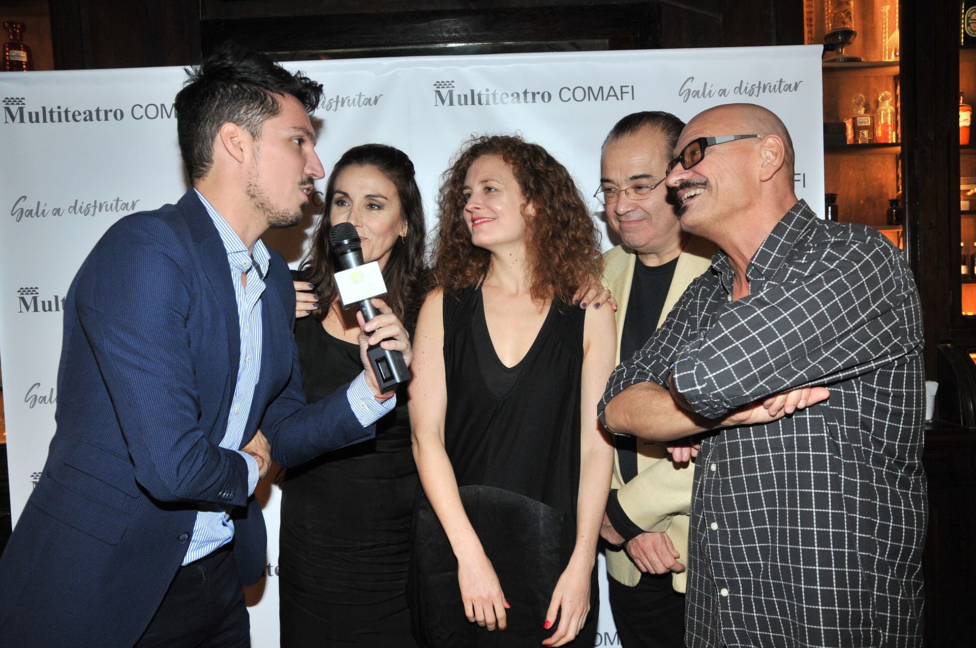 Guido Zaffora entrevistando al elenco de “El Test”