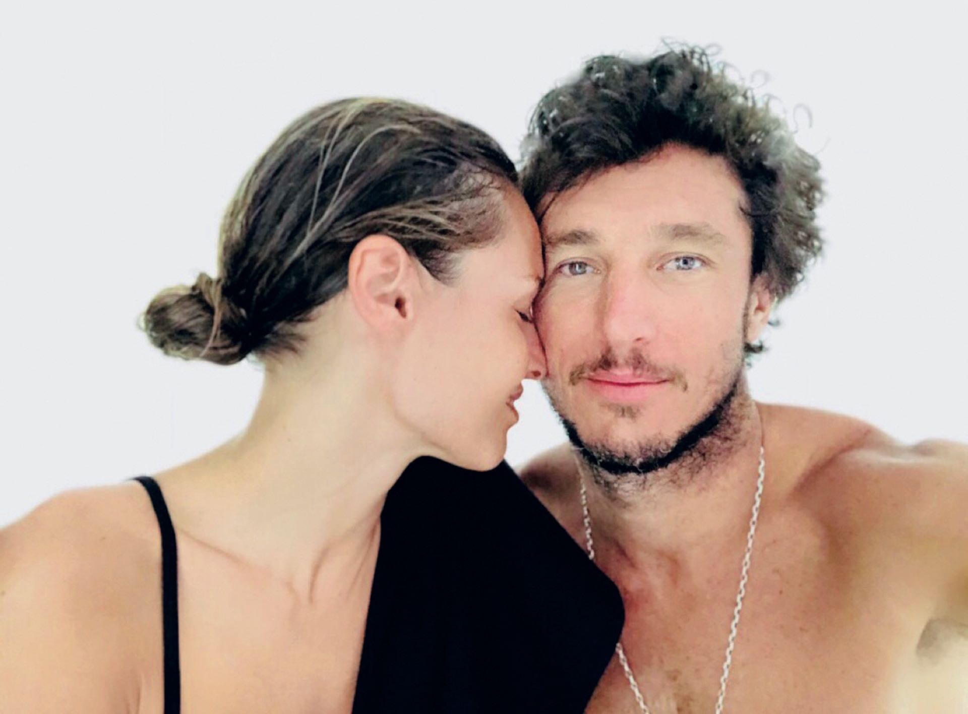 Después de haberse distanciado en diciembre, el 17 de enero se reconciliaron en la fiesta de 40 de Pampita en Cancún. Volvieron a apostar a la pareja y hoy viven junto a los hijos de ella.