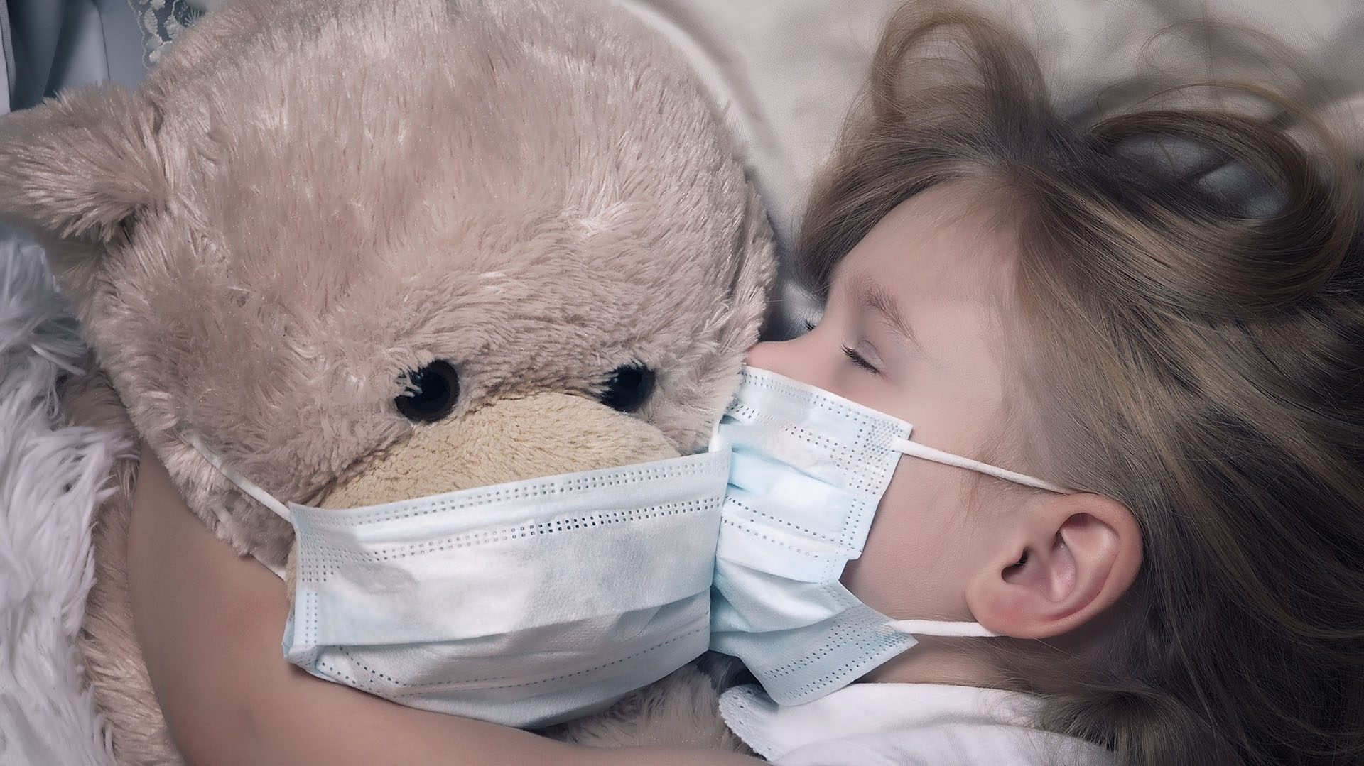 Tener padres fumadores genera un estado pro inflamatorio de la vía aérea que predispone a procesos alérgicos y a las infecciones. El humo del cigarrillo y sus partículas nocivas permanecen en ambientes y vestimentas por mucho tiempo (Getty Images)