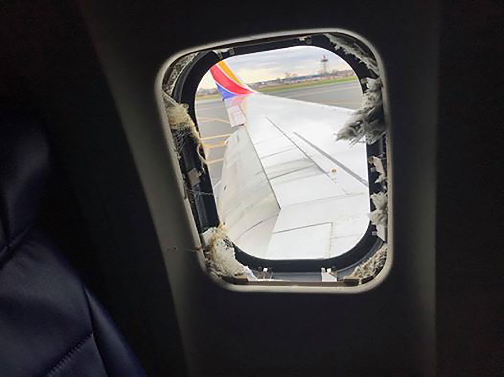 La ventana por la que fue “chupada” la pasajera (Marty Martinez/Facebook)