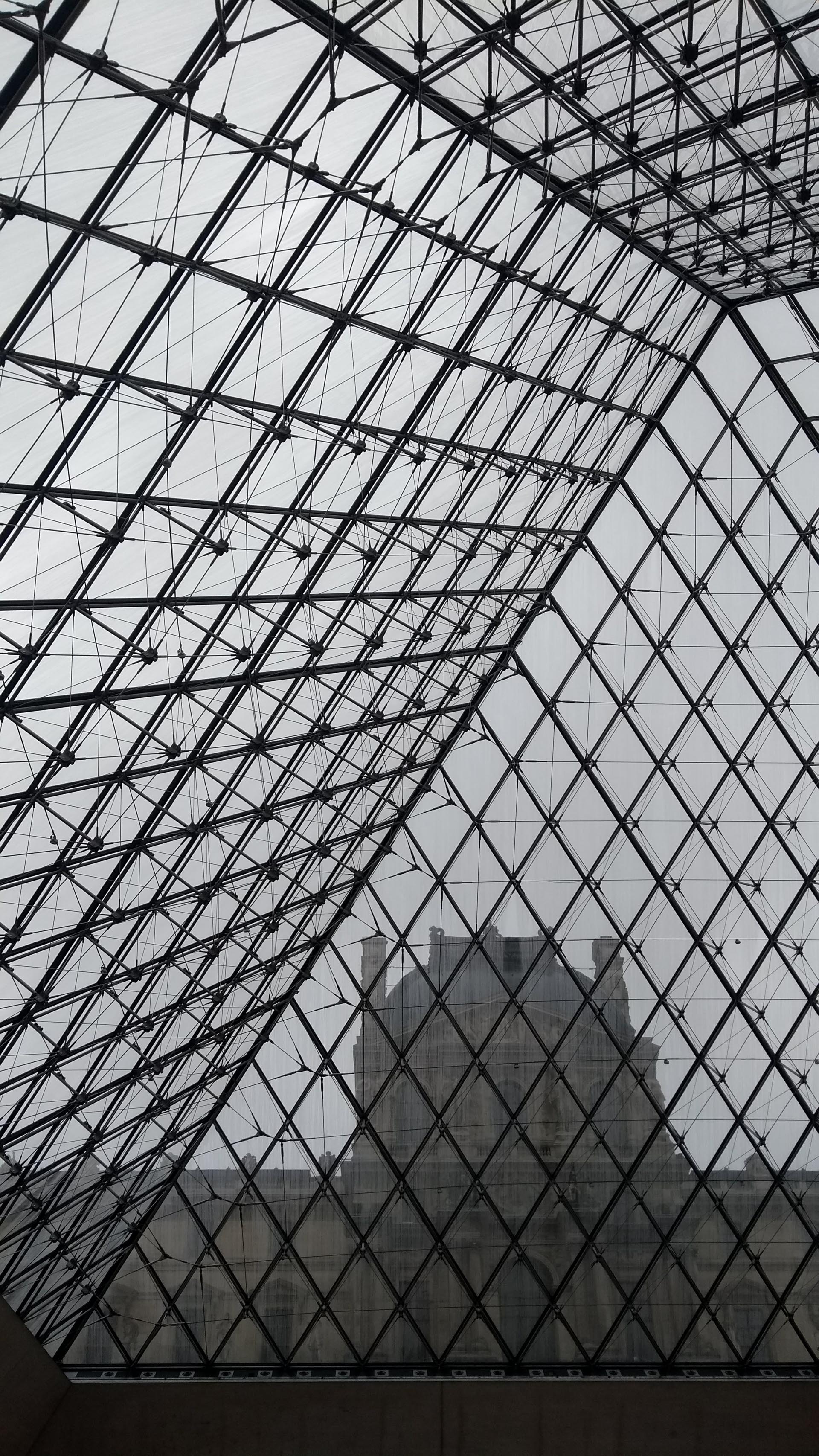 Museo del Louvre, desde abajo de la Pirámide