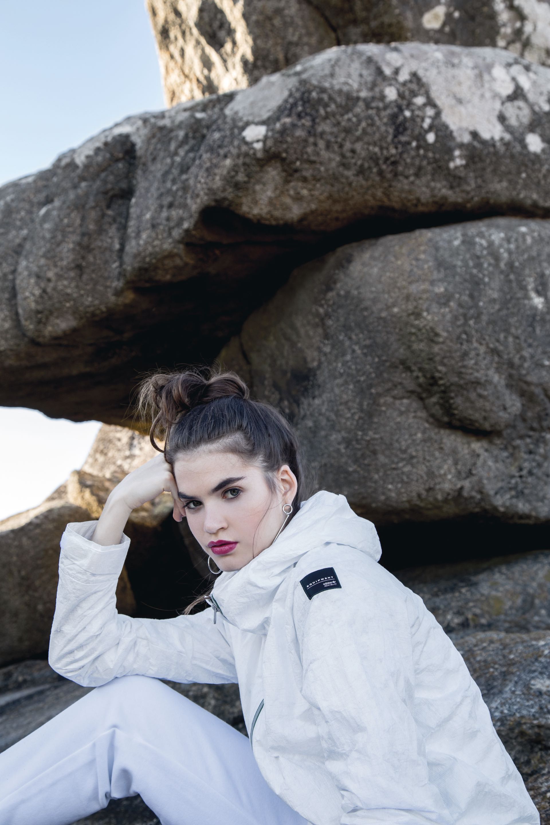 Campera con capucha ($ 2.399, adidas) y aros ($ 480, Vitamina). (Foto: Fernando Venegas/ Para Ti)