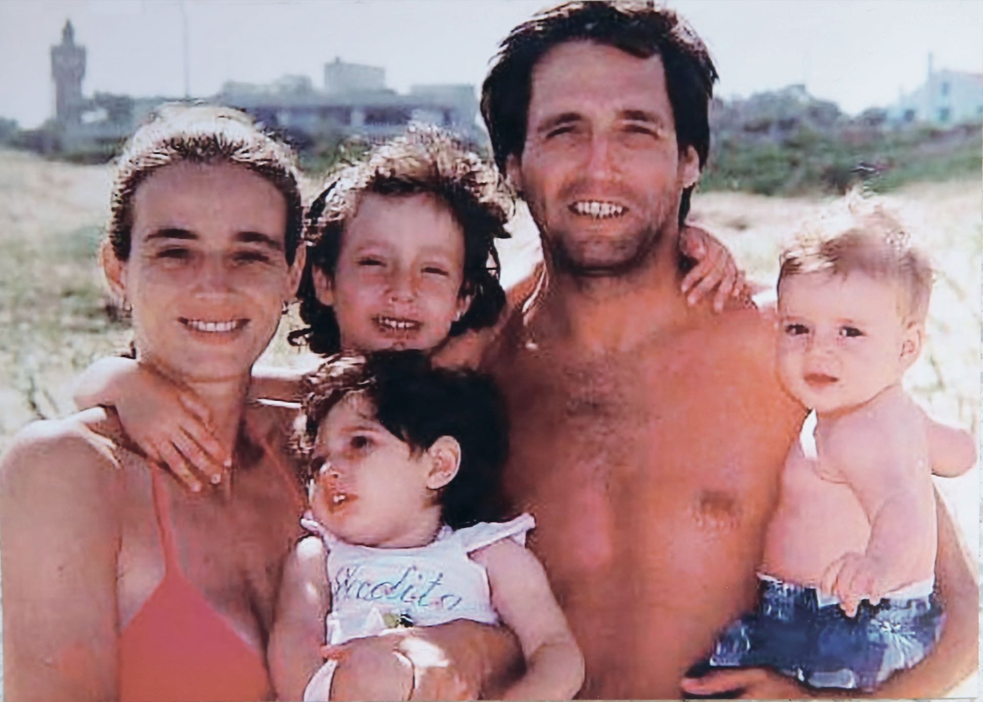 La familia en unas vacaciones. Ximena y su marido Roberto, Sofía (la mayor), Delfi y Marcos.