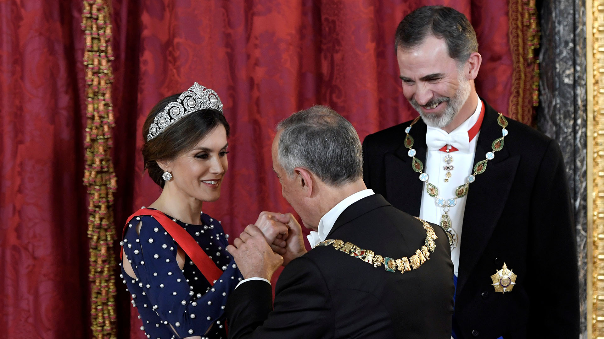 El foco de los medios en muchas ocasiones está puesto en la delgadez de Letizia, la elección de vestuario y sus retoques faciales.