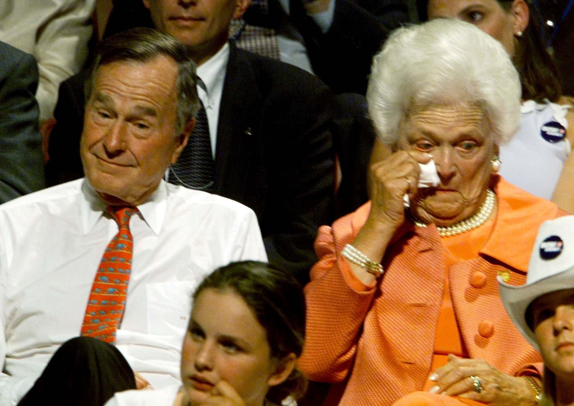Barbara no pudo ocultar su emoción al ver en el escenario a su hijo George W. aceptando la candidatura presidencial en la Convención Nacional Republicana de agosto de 2000 en Filadelfia