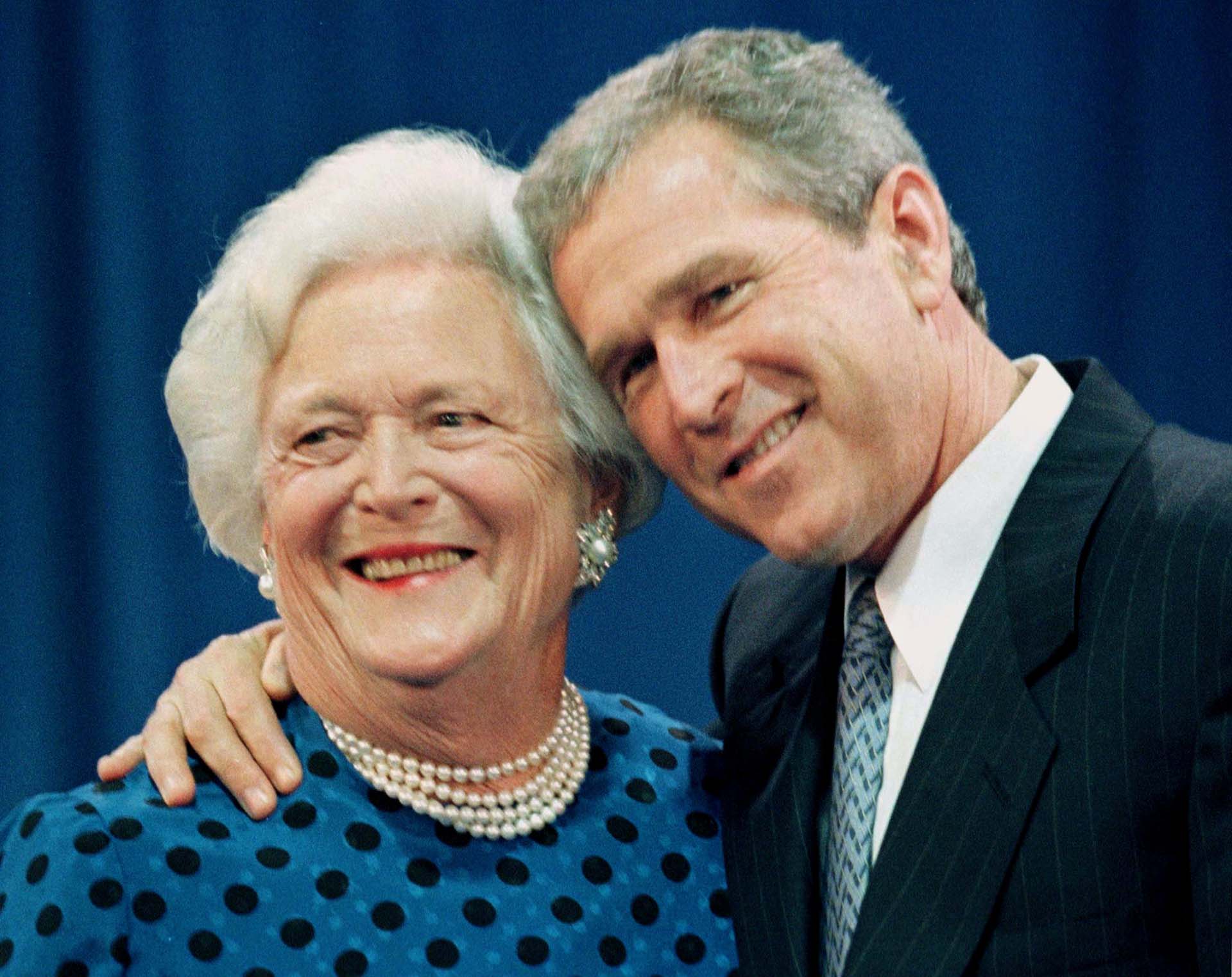 Junto a su hijo, el gobernador George W. Bush, quien luego se convirtió en presidente de EEUU