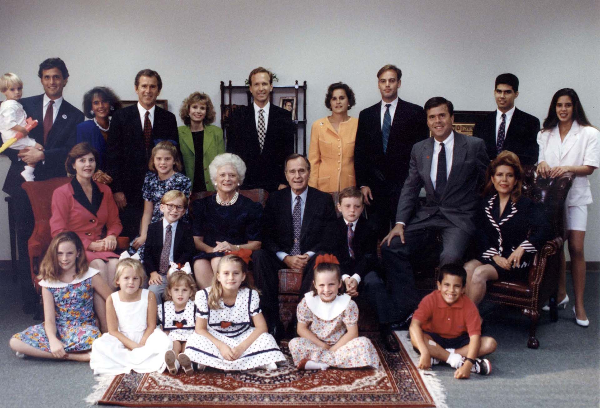 Barbara junto a su esposo, sus cinco hijos y sus nietos en un retrato familiar en Houston, Texas en 1992