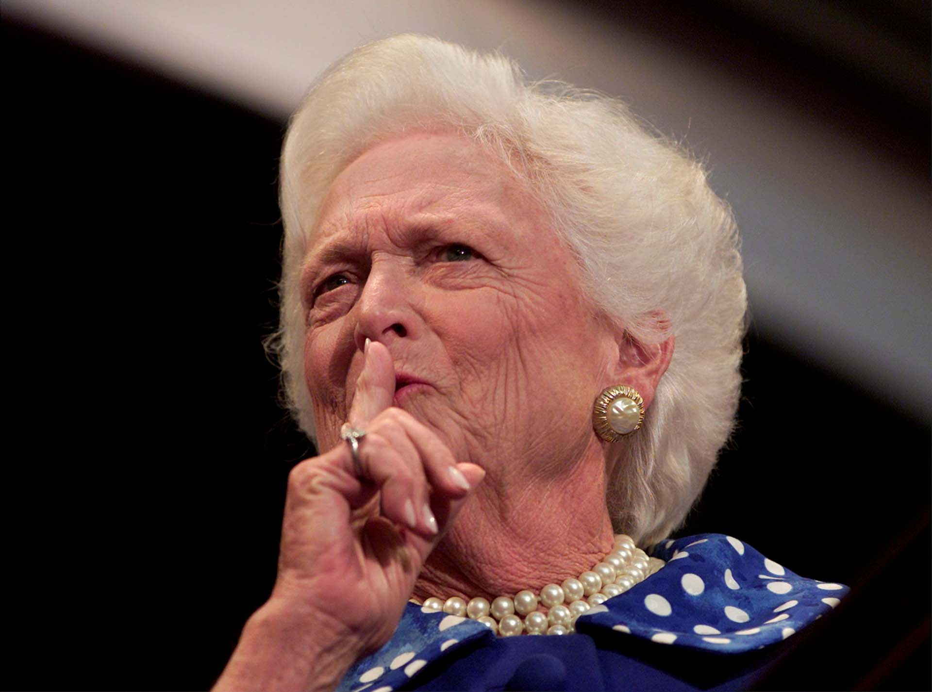 Barbara Bush pide silencio a la multitud en la Convención Nacional Republicana del 1 de agosto de 2000