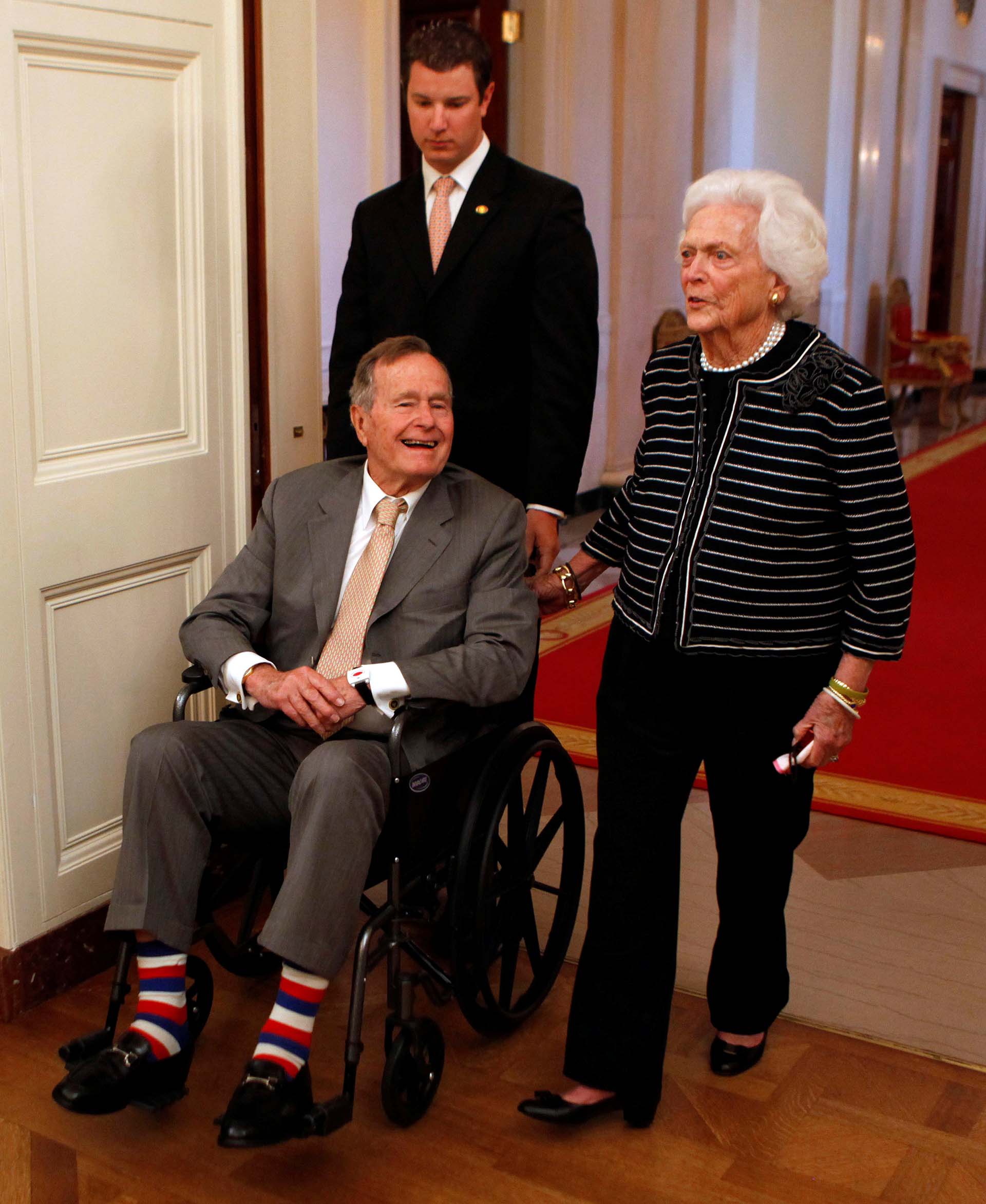 Con el ex presidente George H. Bush antes de la ceremonia de los retratos oficiales del ex presidente George W. Bush y la ex primera dama Laura Bush en Washington, en 2012. (REUTERS/Larry Downing)