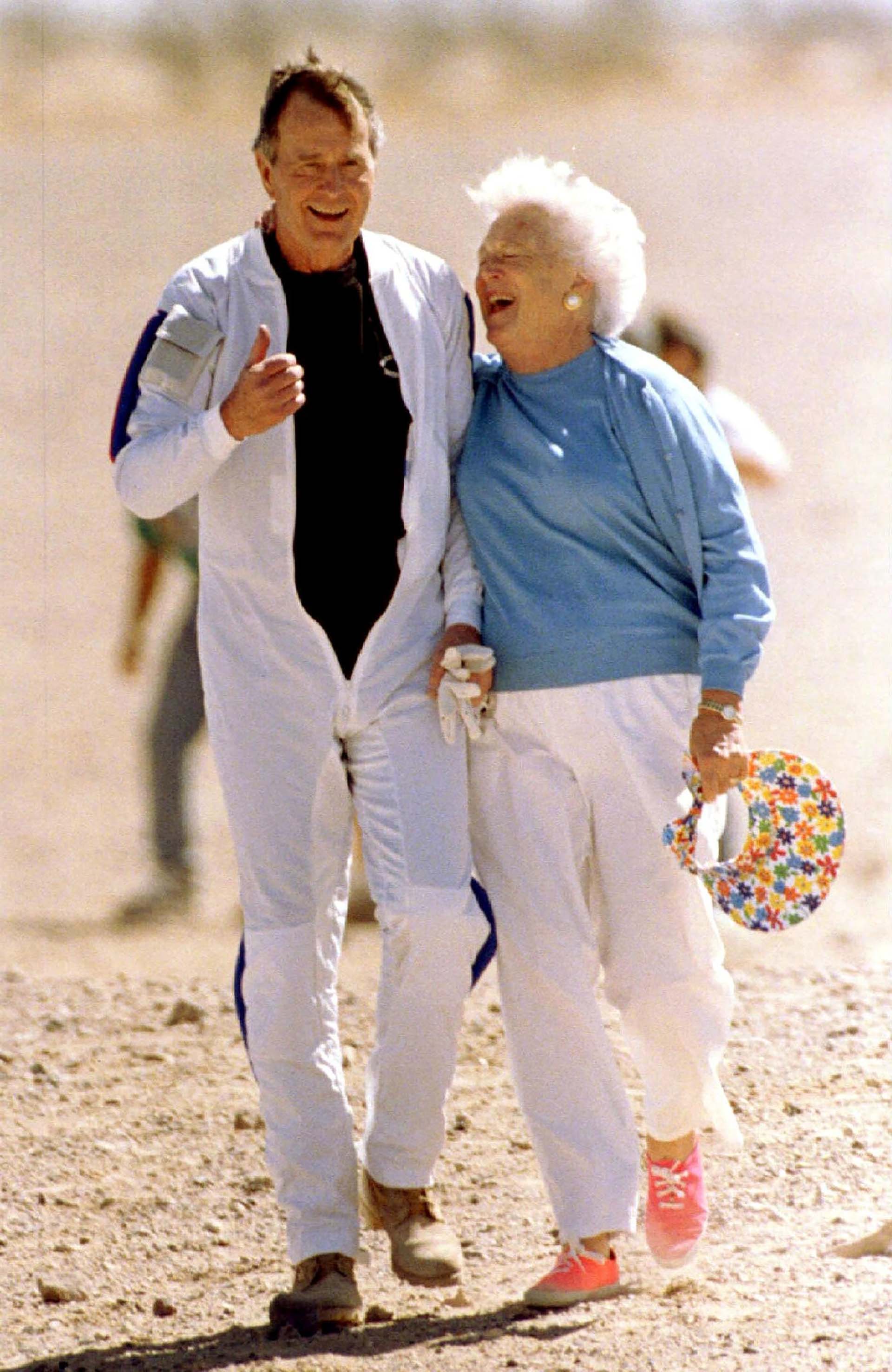 Barbara festejó un salto en paracaídas de su esposo en Yuma el 25 de marzo de 1997