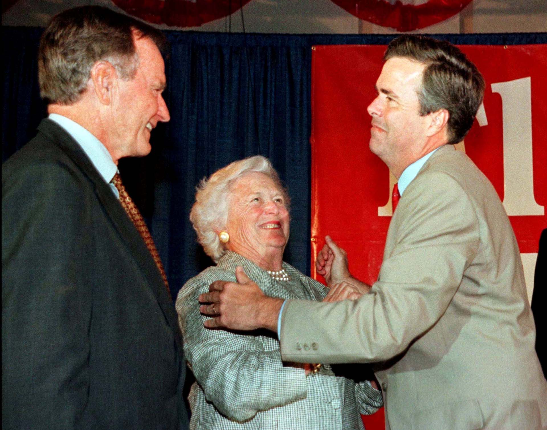 Barbara y su esposo felicitan a su hijo menor Jeb por su victoria en las primarias republicanas para ser candidato a gobernador de Florida en 1994