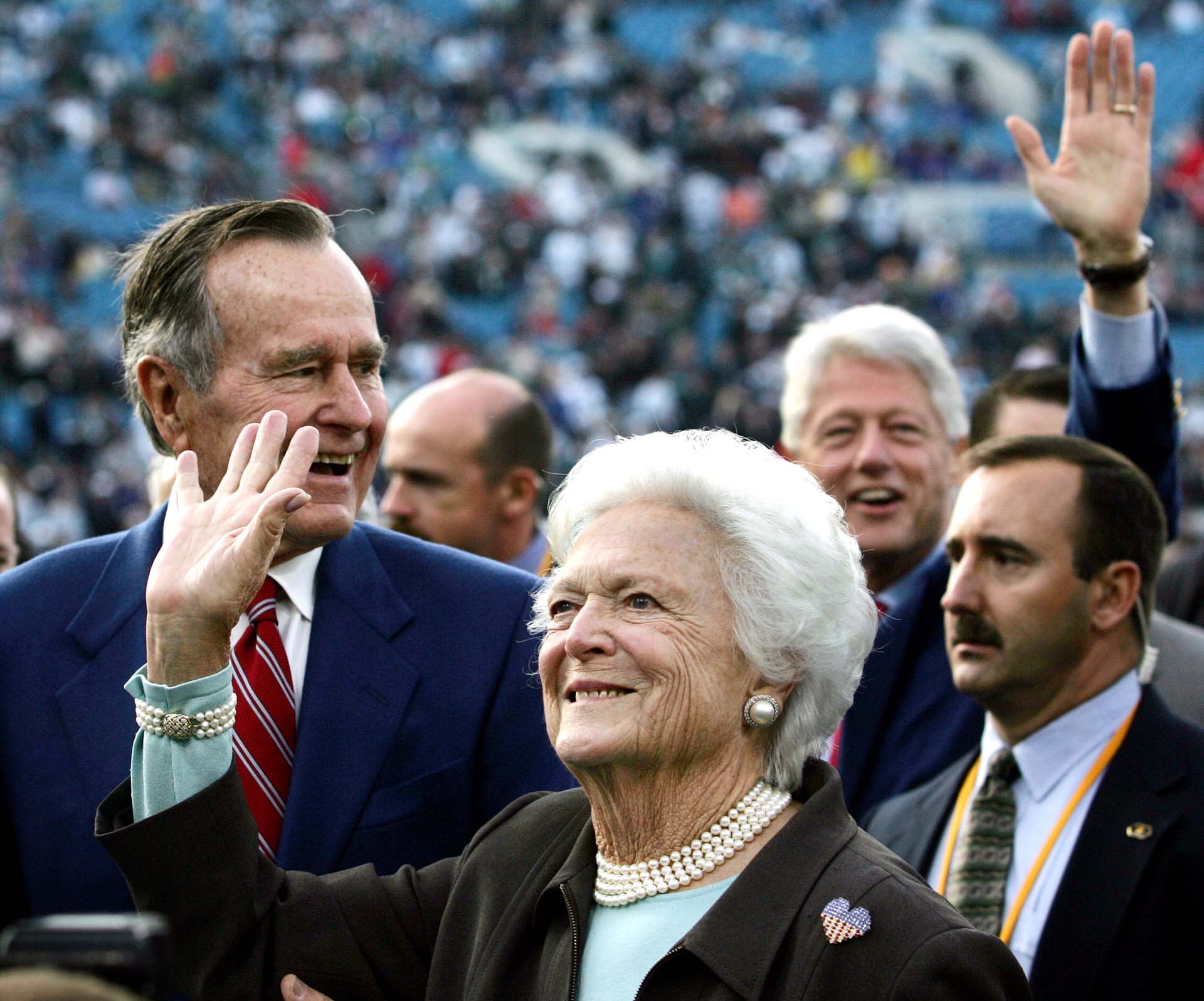Con los ex presidentes George Bush y Bill Clinton antes del Super Bowl XXXIX en Jacksonville, en 2005. (REUTERS/Marc Serota)