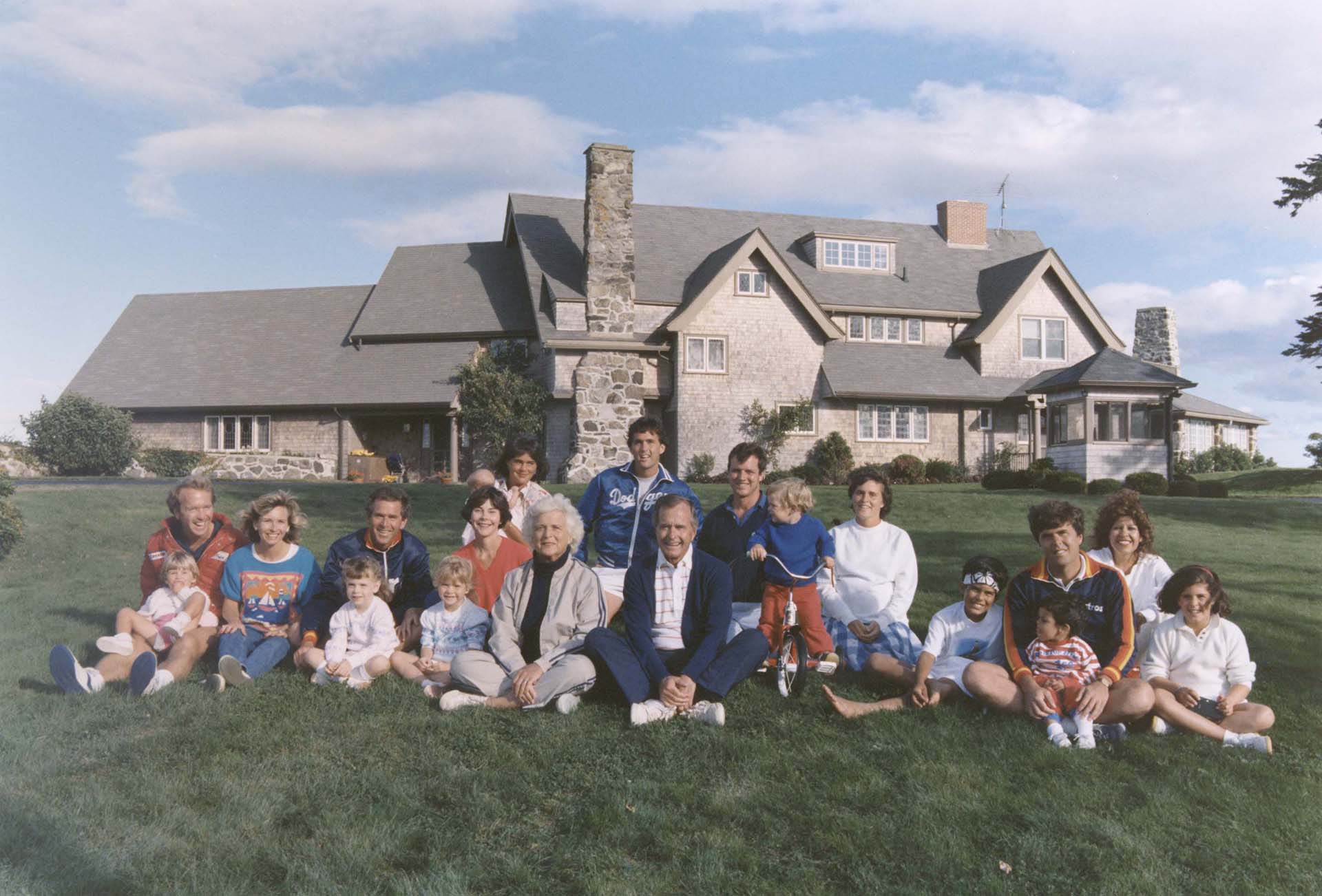 Retrato frente a su hogar en Kennebunkport, Maine, en 1986 junto a su hijos Marvin, Neil, George W., Dorothy y George P., sus nueras, el yerno y sus nietos