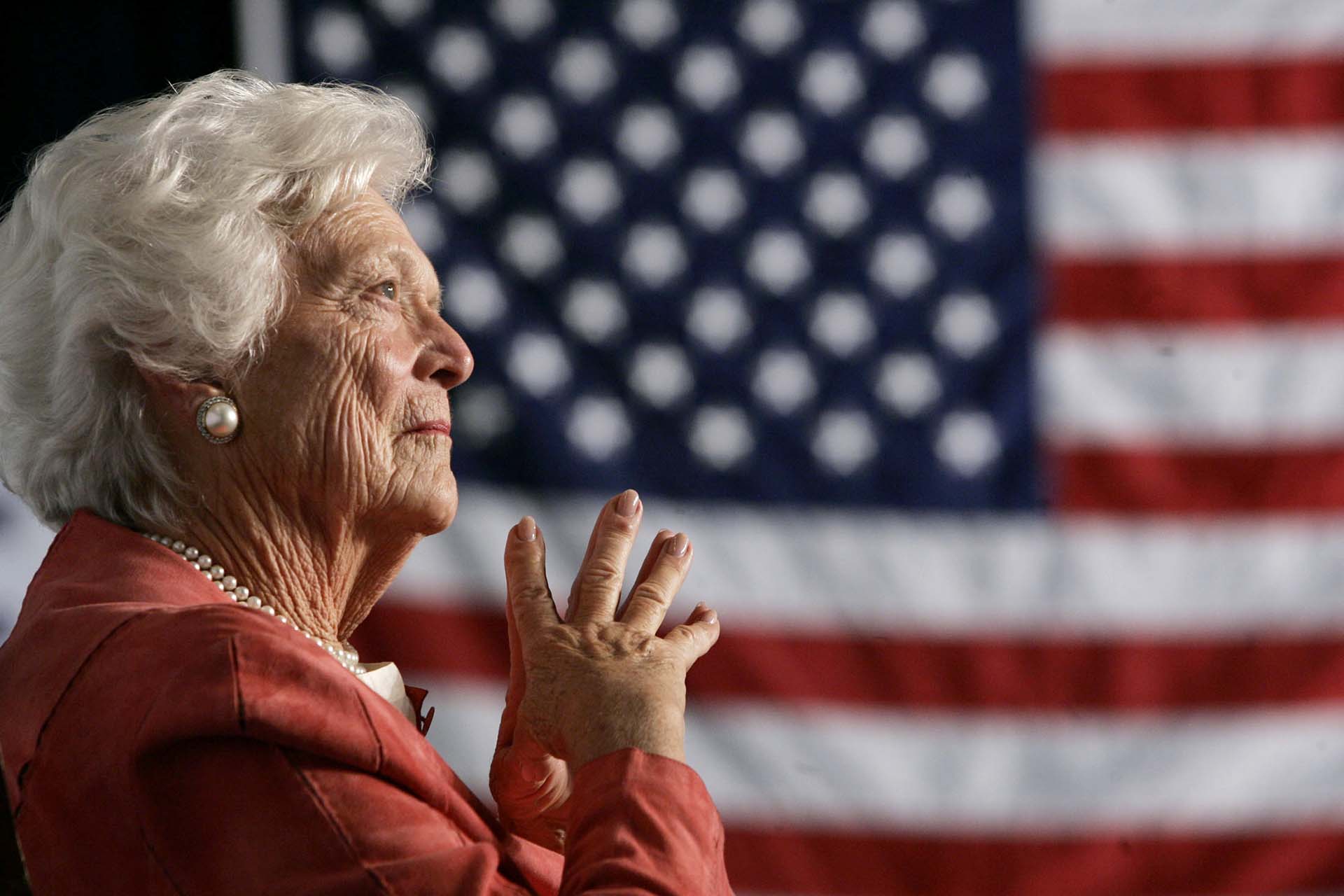 Barbara Bush escucha a su hijo en Orlando, Florida, en 2005. (REUTERS/Jason Reed)