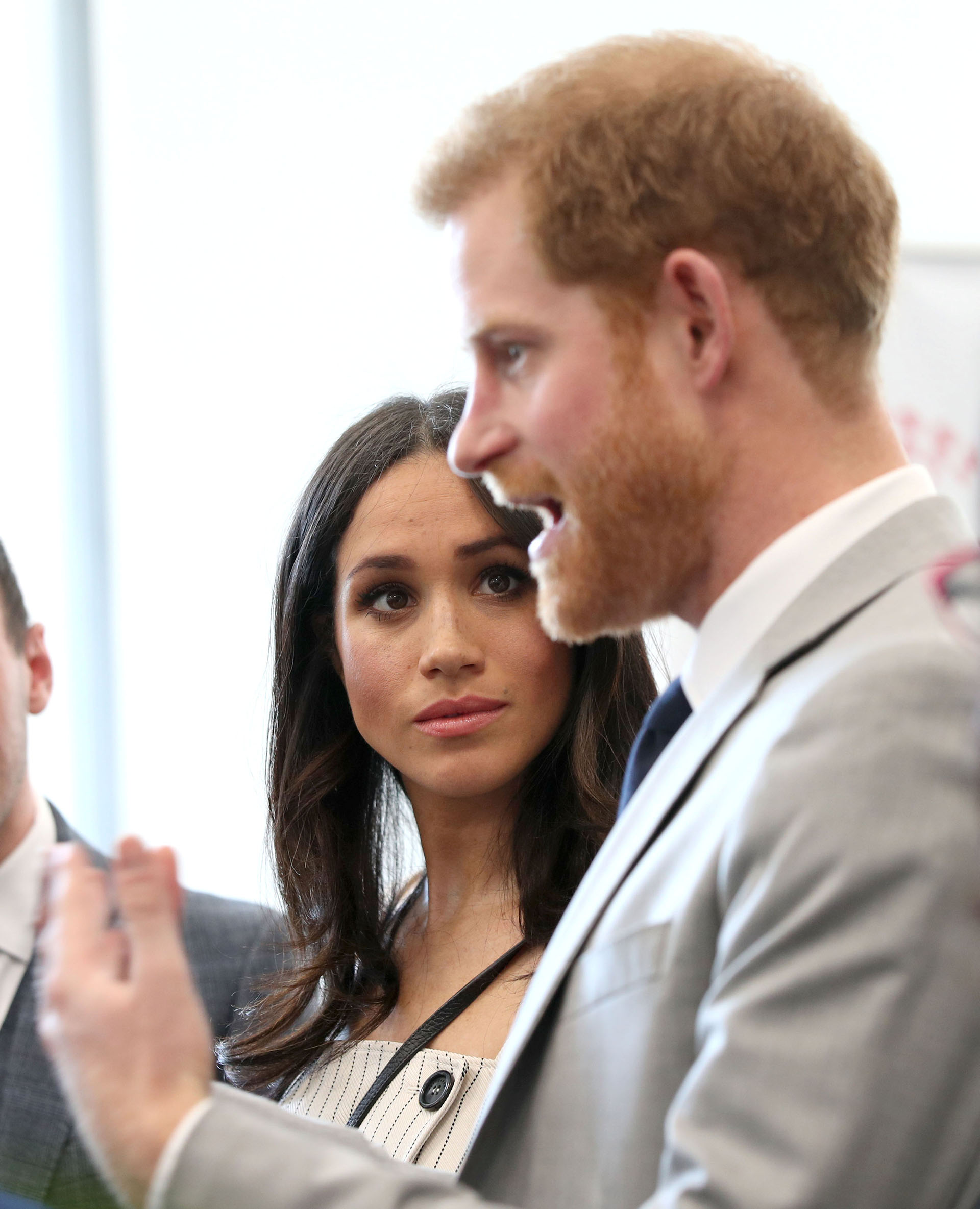 “Estoy increíblemente agradecido de que la mujer con la que estoy a punto de casarme, Meghan, se una a mí en este trabajo, en el que ella también está muy emocionada de participar”, dijo el príncipe frente a los participantes
