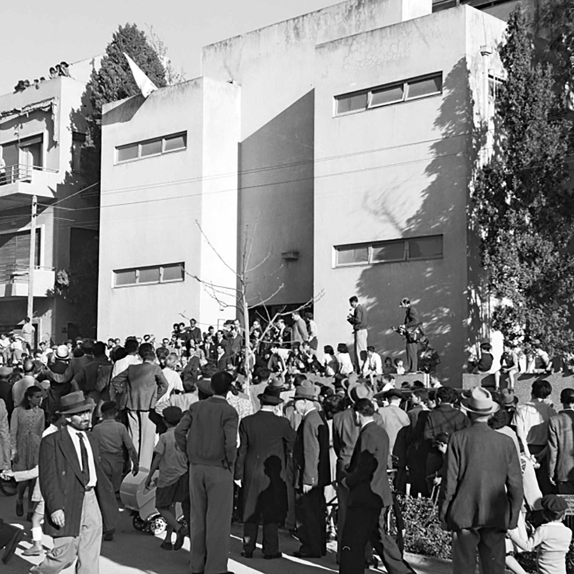 La pequeña multitud que se reunió frente al edificio de la calle Rotschild el 14 de mayo de 1948
