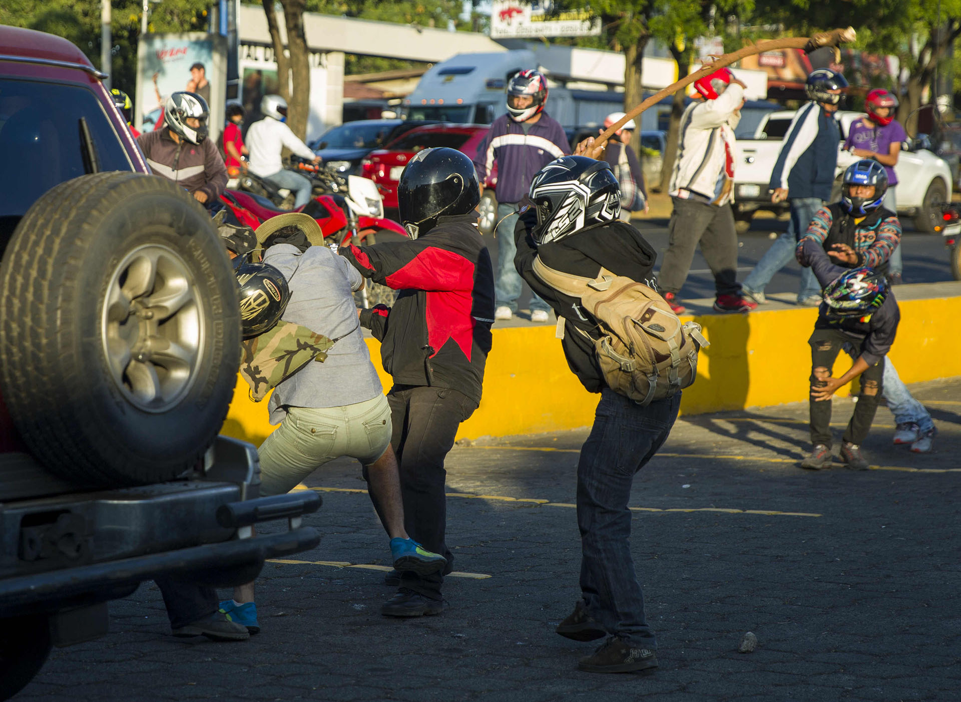 Dos miembros de las fuerzas antichoque agreden a una persona durante las protestas en contra de las reformas del Instituto Nicaragüense de Seguridad Social (INSS), en Managua (EFE/Jorge Torres)