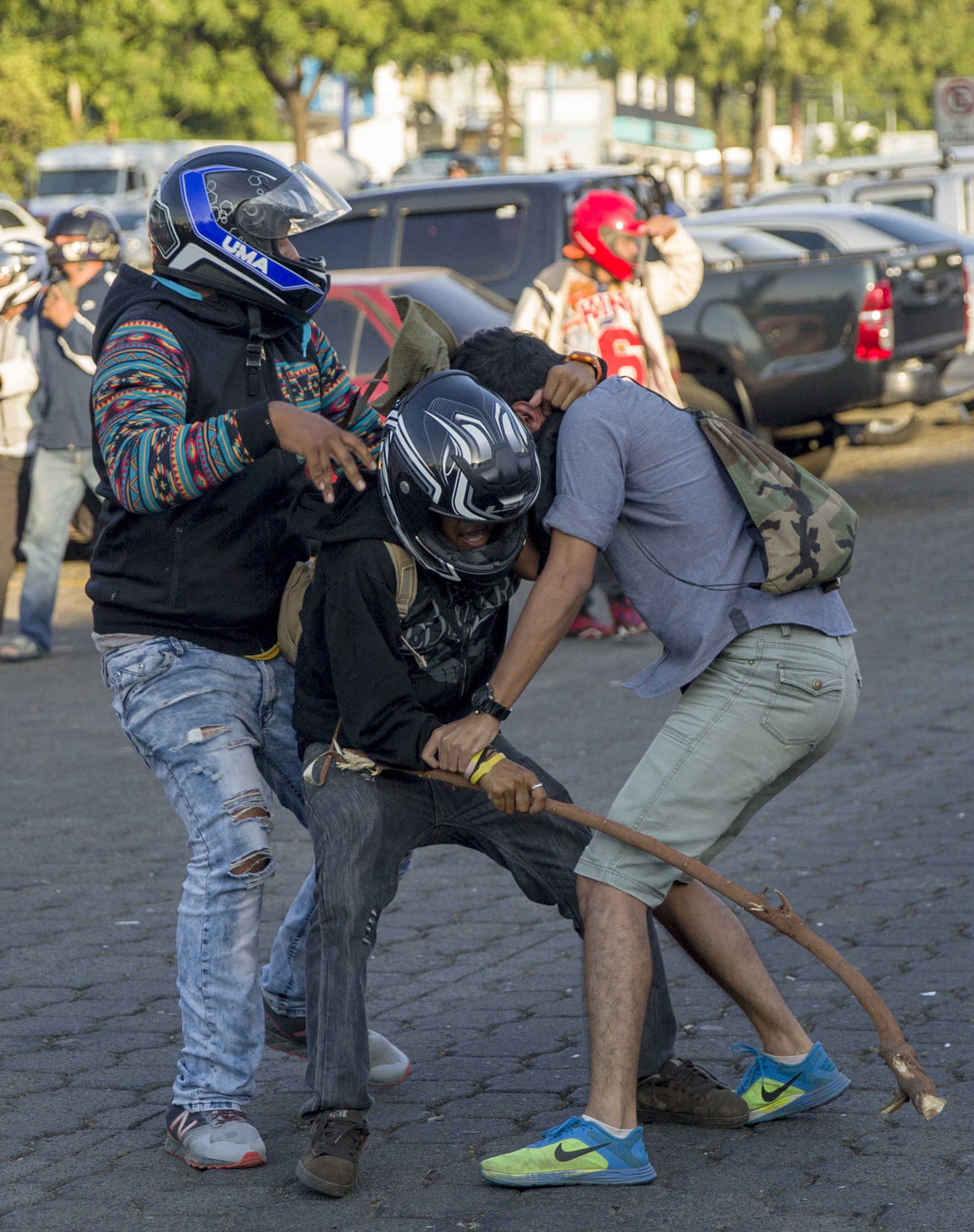 Dos miembros de las fuerzas antichoque de Daniel Ortega agreden a un manifestante contra la reforma en al seguridad social en Nicaragua (EFE)