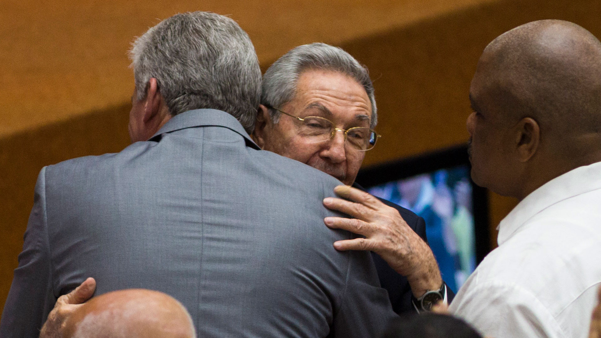 Raúl Castro saluda a Miguel Díaz-Canel (EFE)