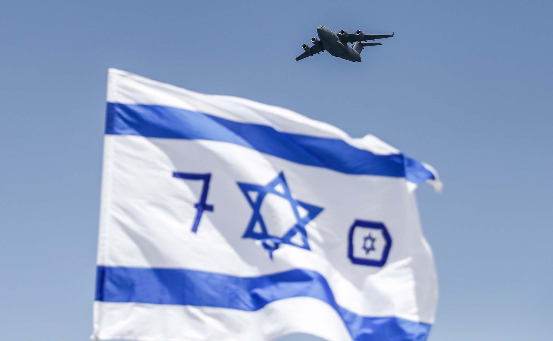 Un avión militar C-17 Globemaster III sobrevuela Israel durante un espectáculo aéreo en Tel Aviv (AFP)