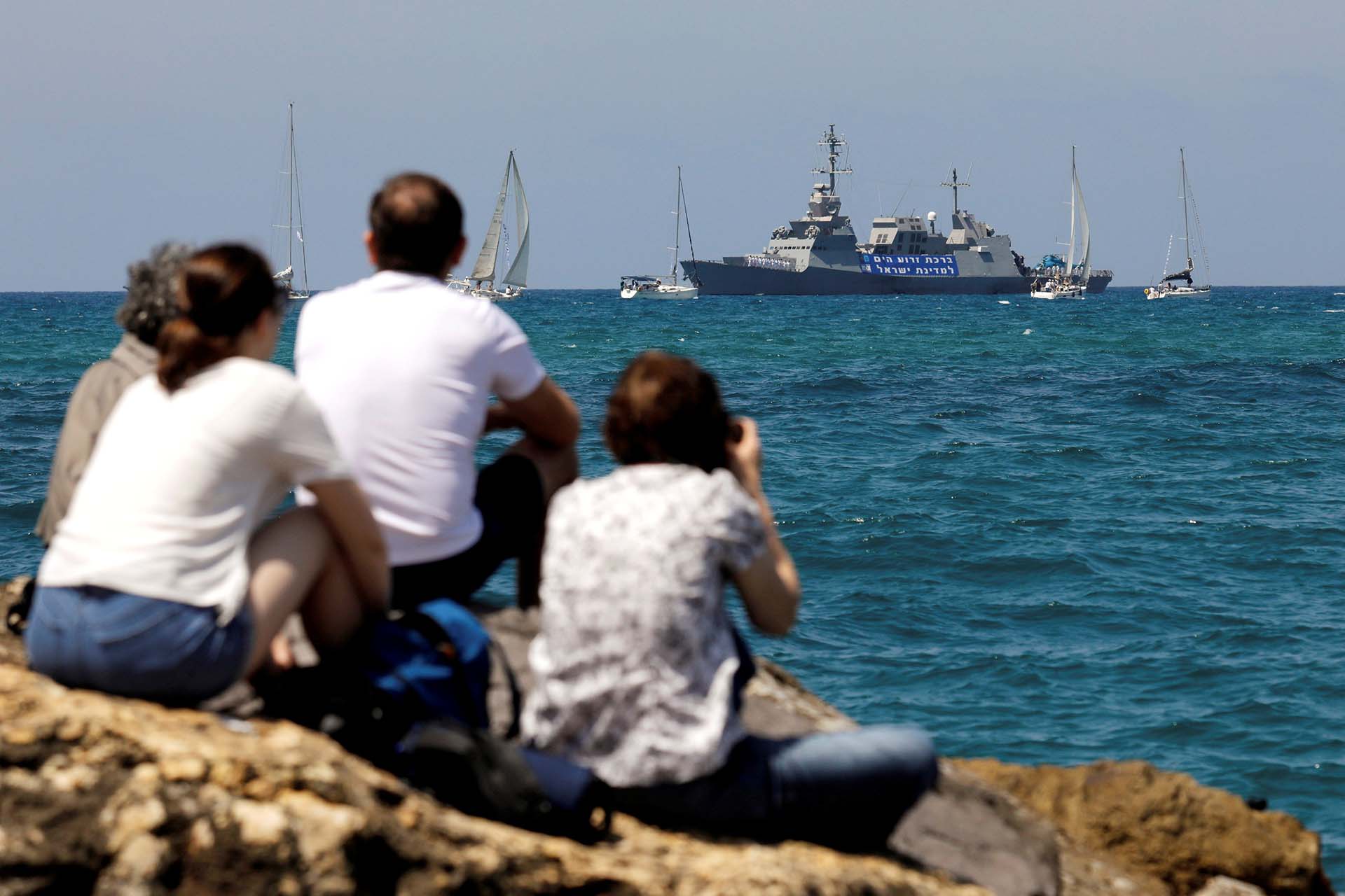 Una familia disfruta del espectáculo aéreo en las costas del Mediterráneo (REUTERS/Amir Cohen)