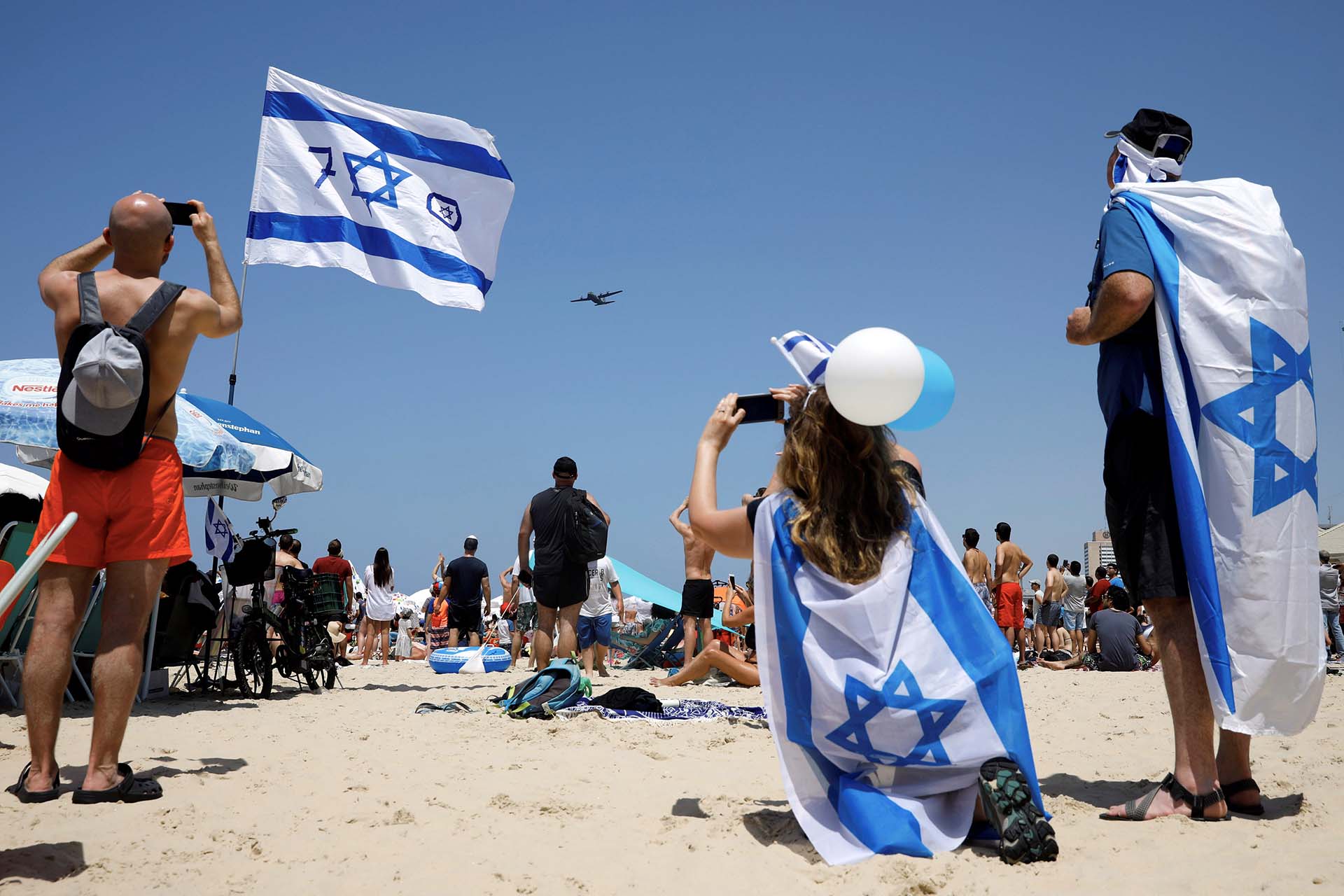 Decenas de personas disfrutaron del espectáculo aéreo en las playas de Tel Aviv (REUTERS/Amir Cohen)