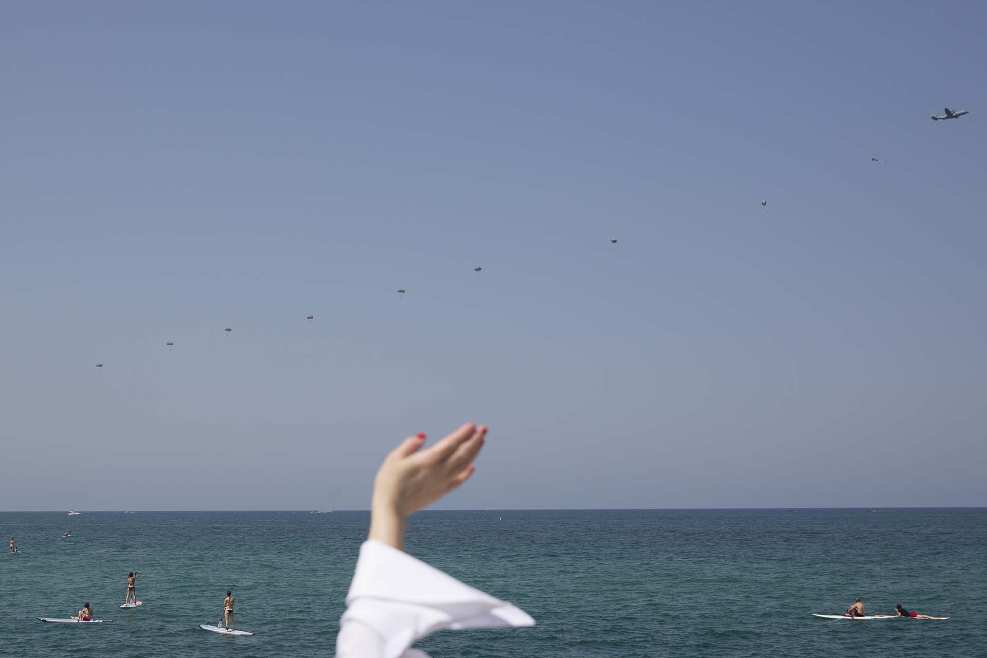 Una mujer saluda a los aviones militares de la fuerza aérea israelí (AP Photo/Oded Balilty)