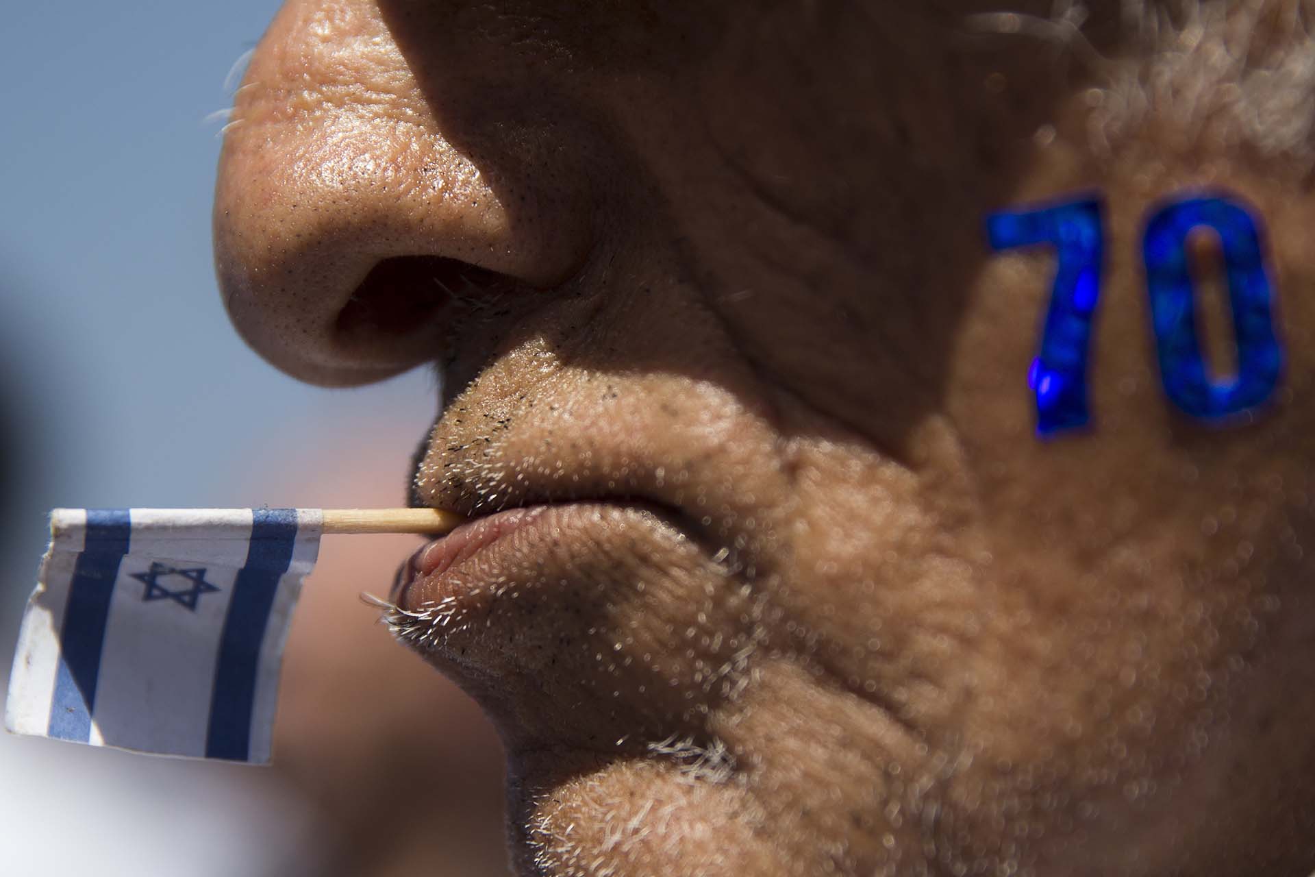 Un hombre dibujó en su rostro el número “70”, con motivo del Día de la Independencia (AP Photo/Oded Balilty)