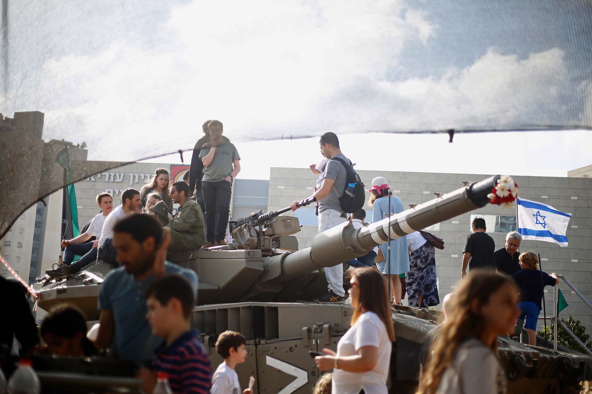 La población pudo tener acceso a equipos militares del Ejército, como tanques, durante las celebraciones por el Día de la Independencia en Tel Aviv (AP Photo/Ariel Schalit)
