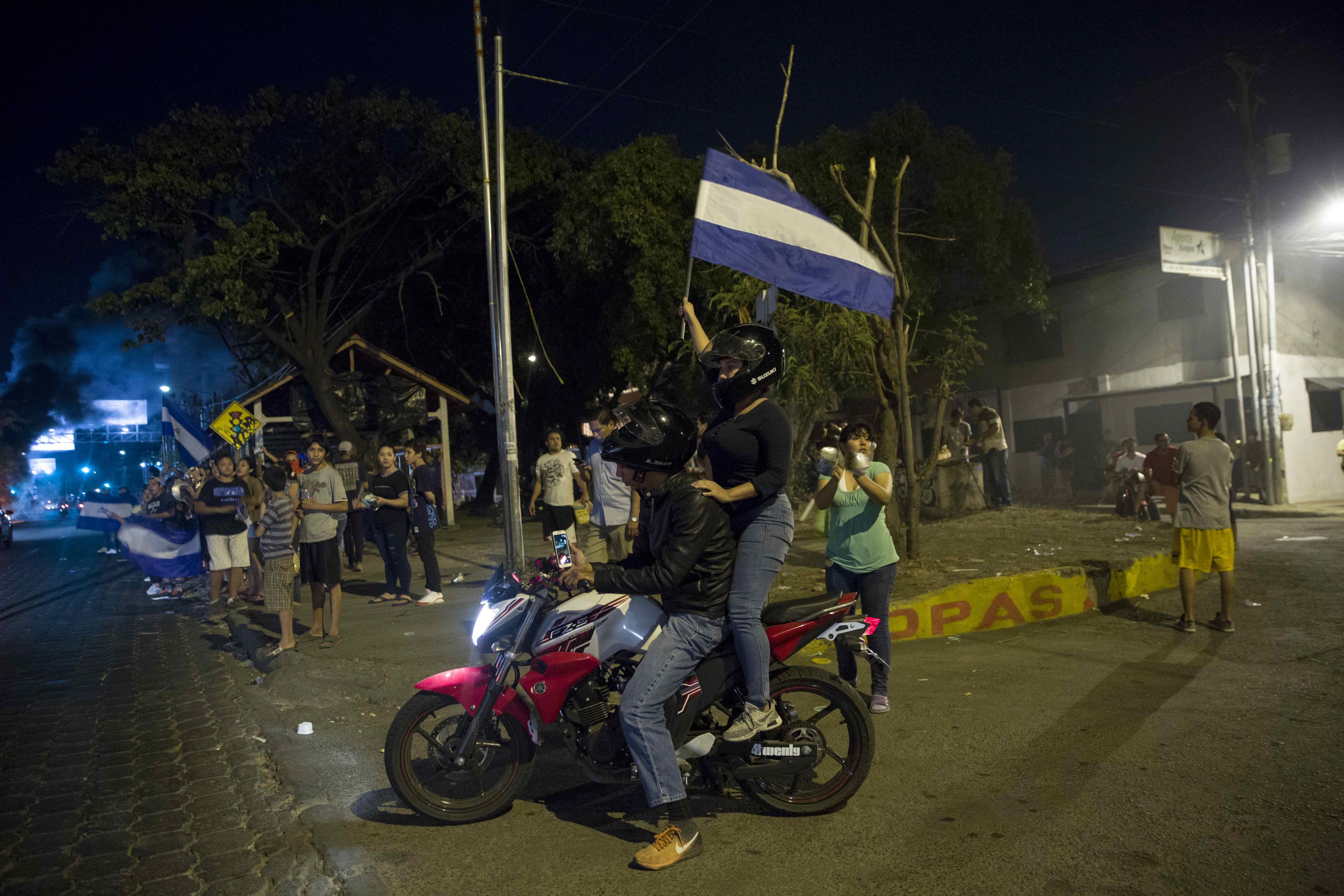 Un grupo de personas protesta en Managua. Hubo enfrentamientos entre quienes rechazan y apoyan las reformas aplicadas por el Gobierno de Daniel Ortega a la Seguridad Social (EFE/Jorge Torres)