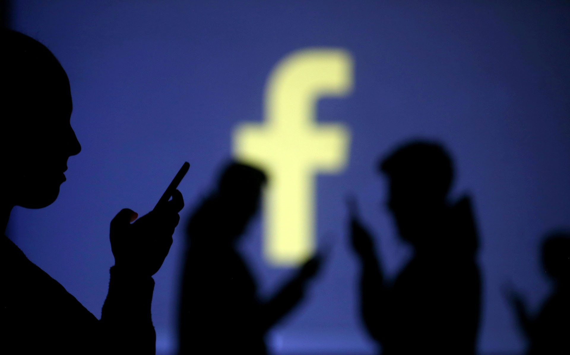 El estudio halló que otras variables —incluida la identificación política con ideologías diversas— no cambian la relación entre Facebook y la violencia anti-refugiados (Dado Ruvic/Reuters)