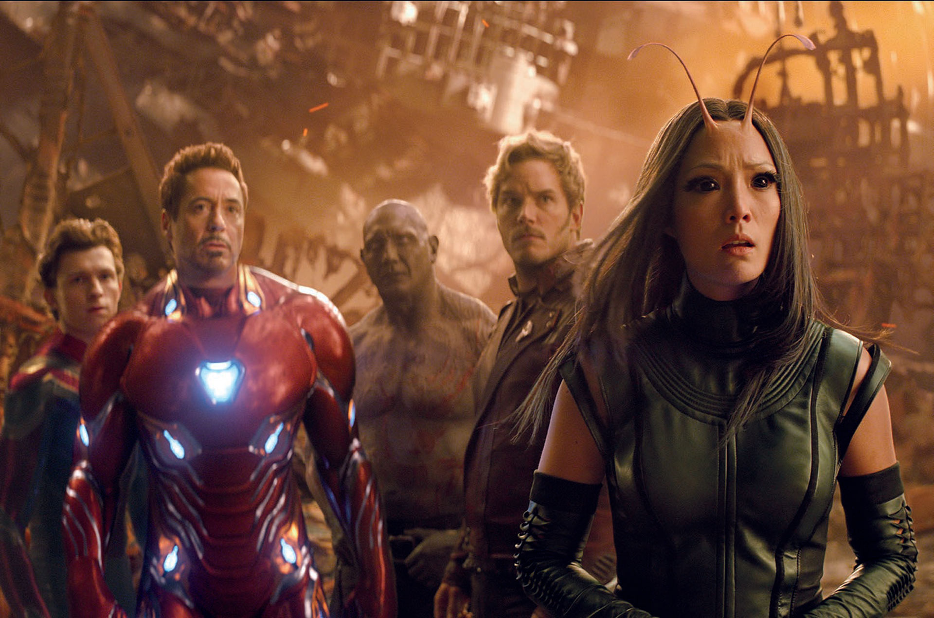 Juntos, de cara al peligro: Mantis, Star Lord, Ironman, Drax y Spiderman. Irresistible reunión de superhéroes, que promete sacudir la taquilla de todo el planeta.