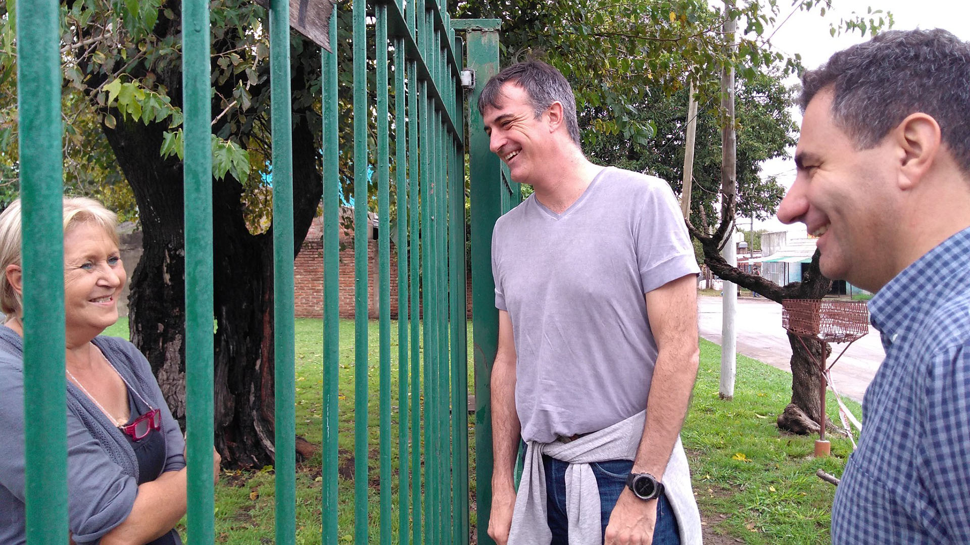 El senador nacional Esteban Bullrich y el concejal por Almirante Brown Carlos Regazzoni conversaron con vecinos de la localidad bonaerense de Burzaco