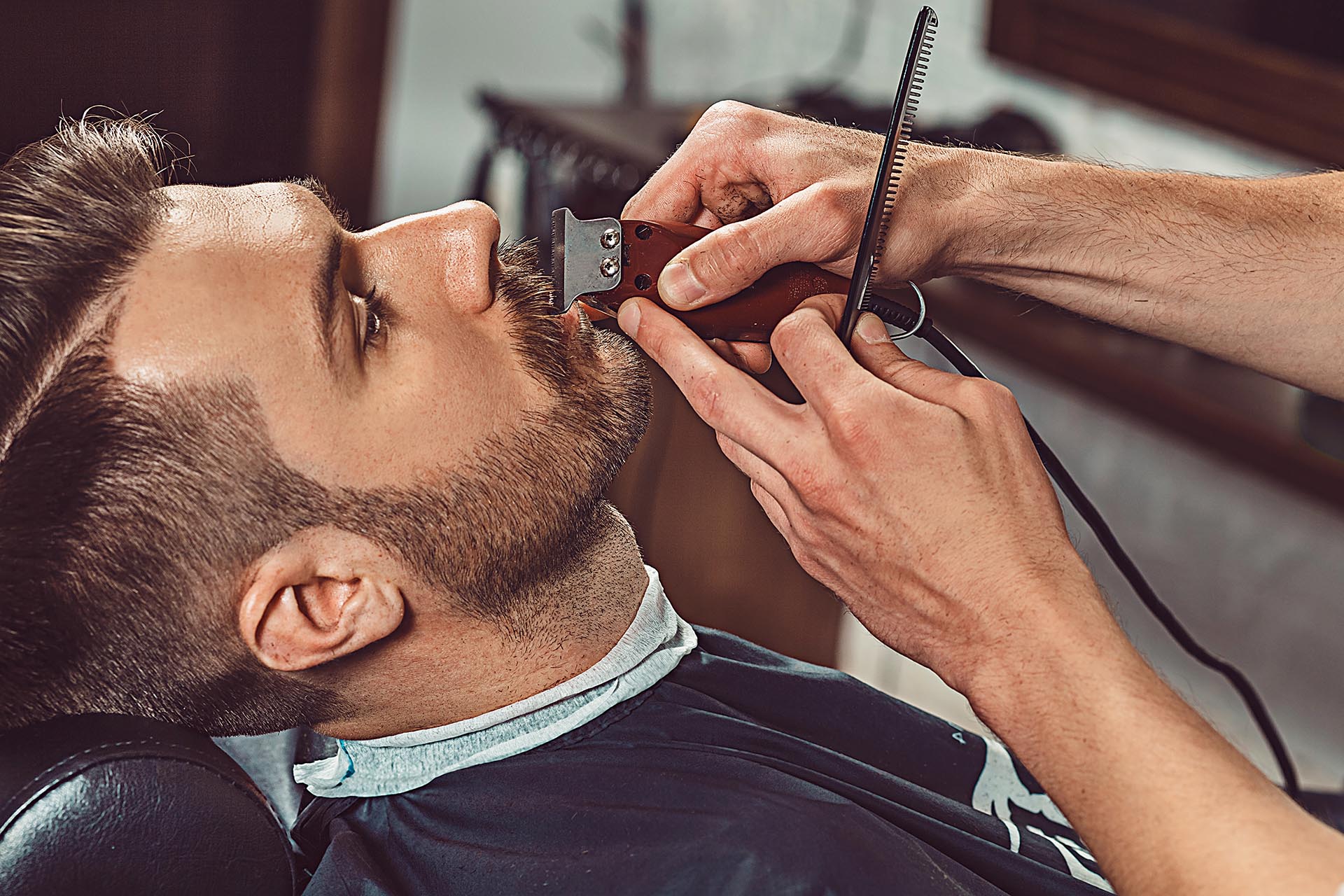 El primer paso de todo barbero es analizar el tipo de barba, la piel y el formato de su rostro (Getty Images)