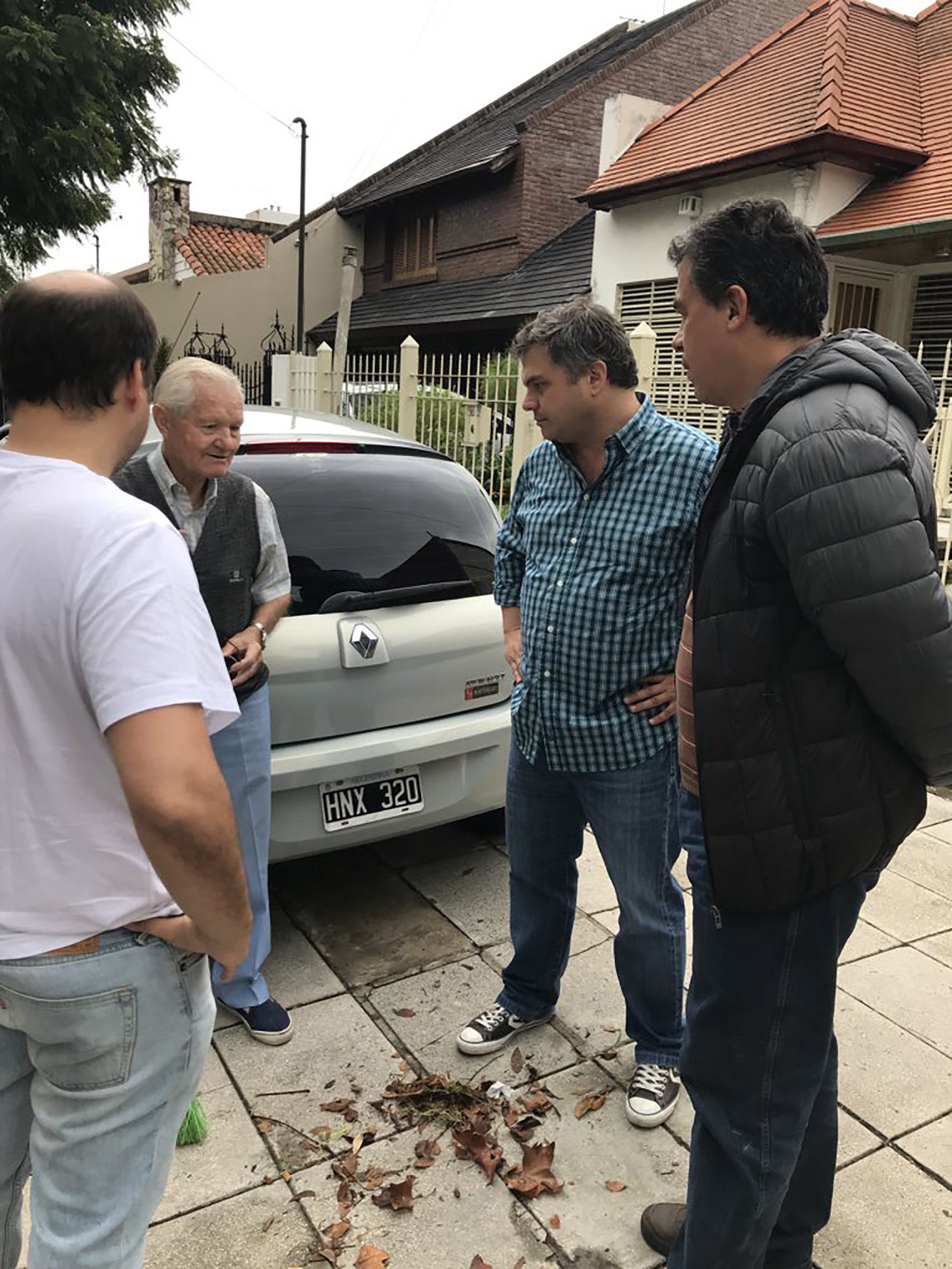 El ministro de Desarrollo Social de la provincia de Buenos Aires, Santiago Medrano, conversó con vecinos de la localidad de Villa Ballester, partido bonaerense de San Martín.