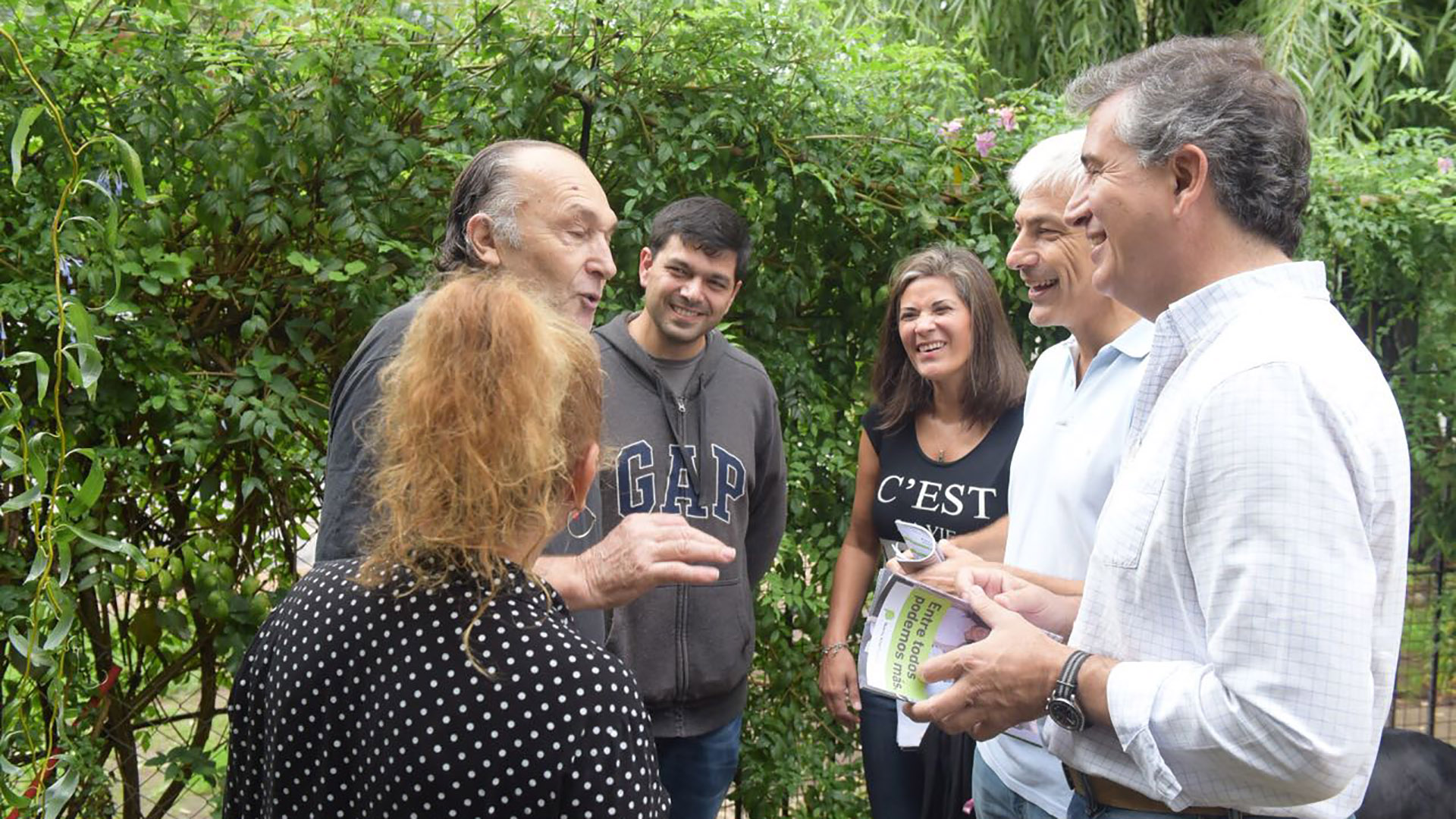 El ministro de Agroindustria de la Nación, Luis Miguel Etchevehere, junto al titular de Trenes Argentinos, Guillermo Fiad, conversaron con vecinos de Berazategui.