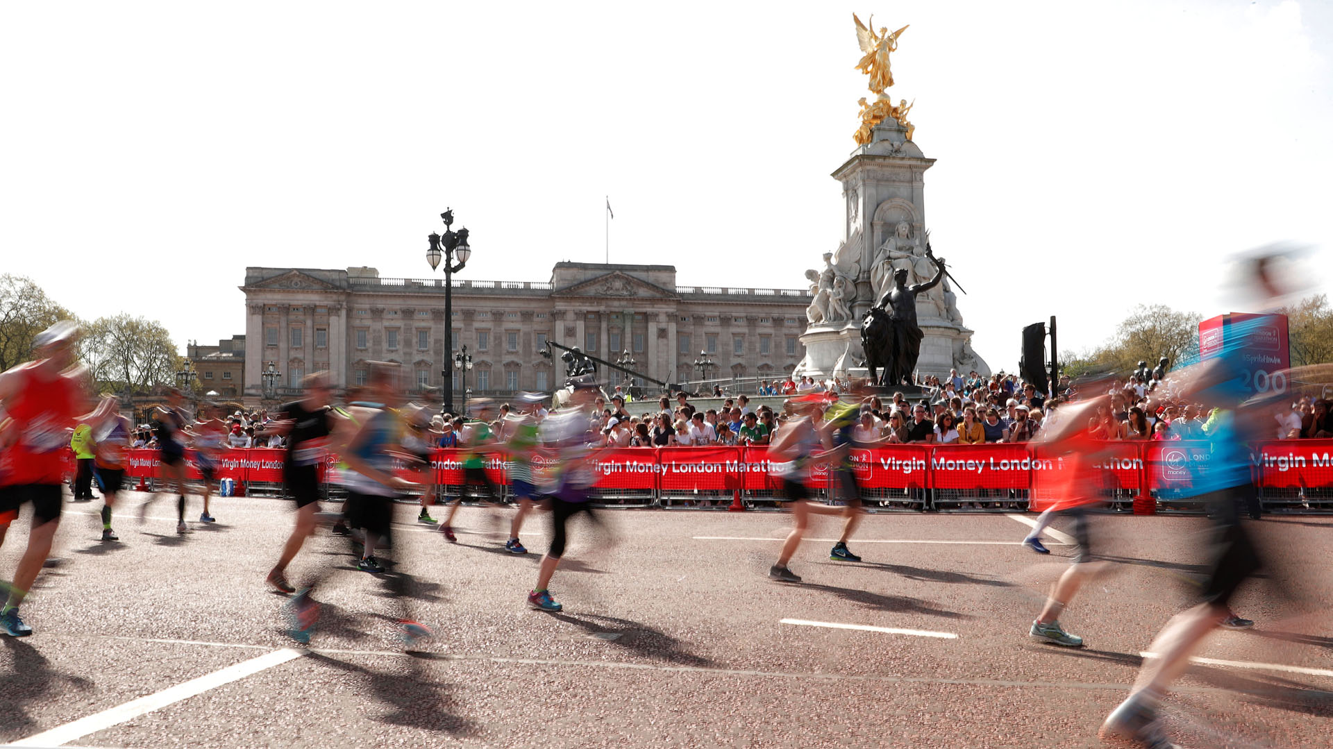 Los corredores pasan por delante del Palacio de Buckingham
