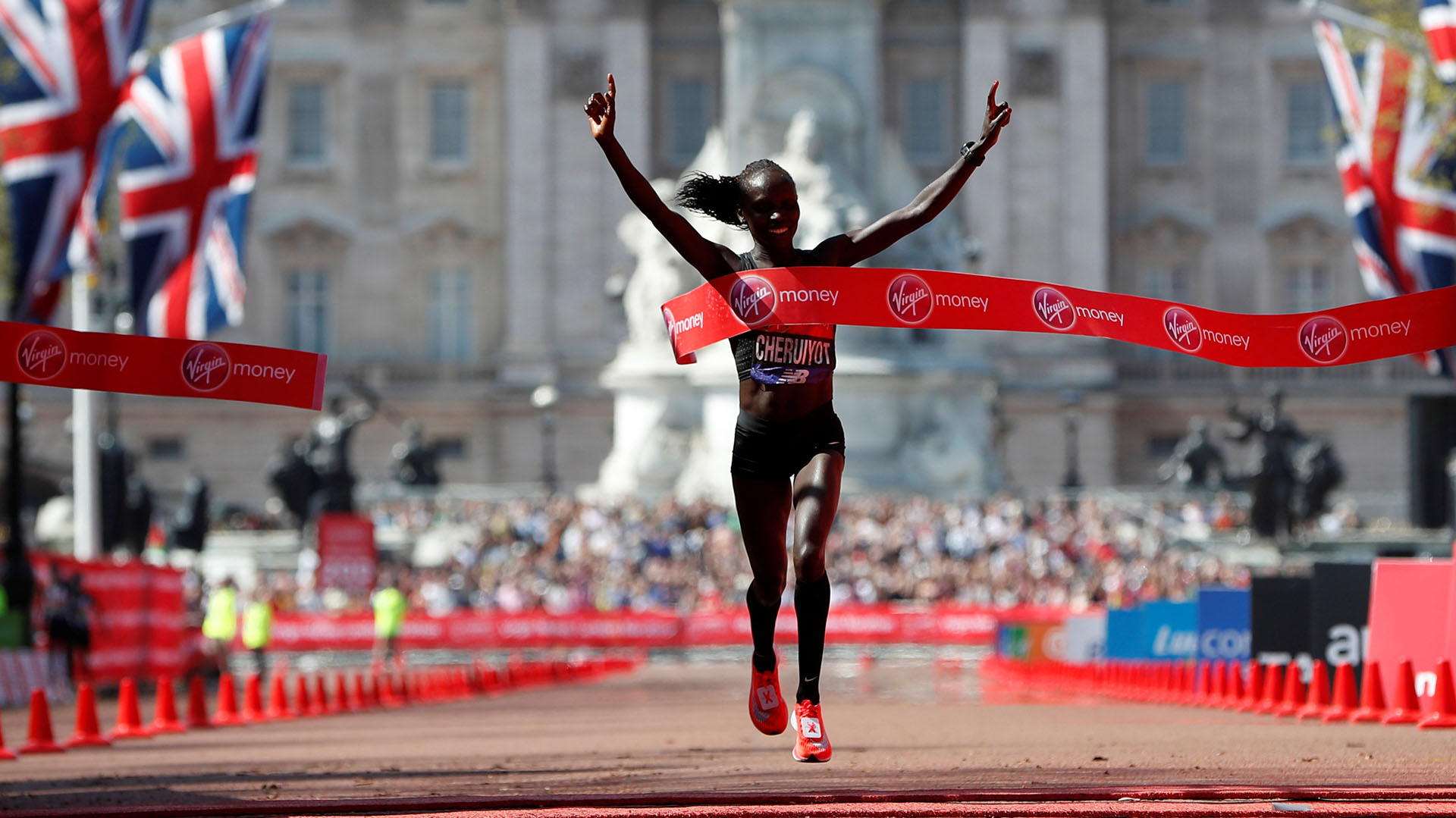 En la categoría femenina, la keniana Vivian Cheruiyot sorprendió este domingo a las principales favoritas y, con un tiempo de 2h 18:31, conquistó su primer Maratón de Londres