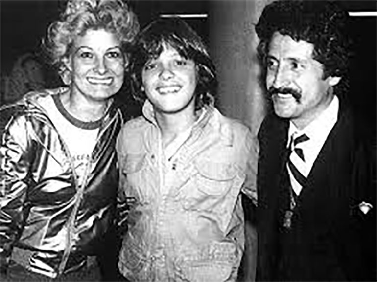 El ídolo con sus padres