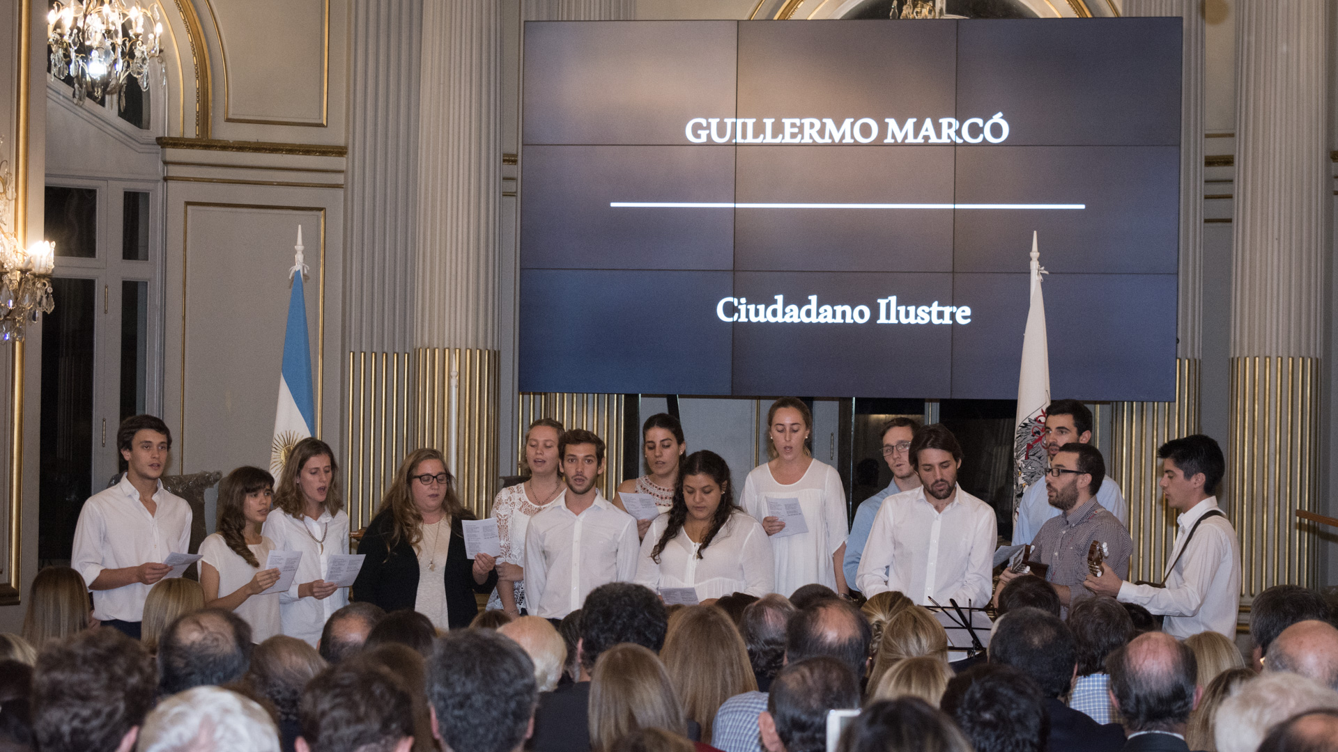 Un coro juvenil entonó canciones al Espíritu Santo y a la Santísima Trinidad, poniendo un broche de oro a la declaración como Ciudadano Ilustre del Presbítero Guillermo Marcó /// Fotos: Martín Rosenzveig
