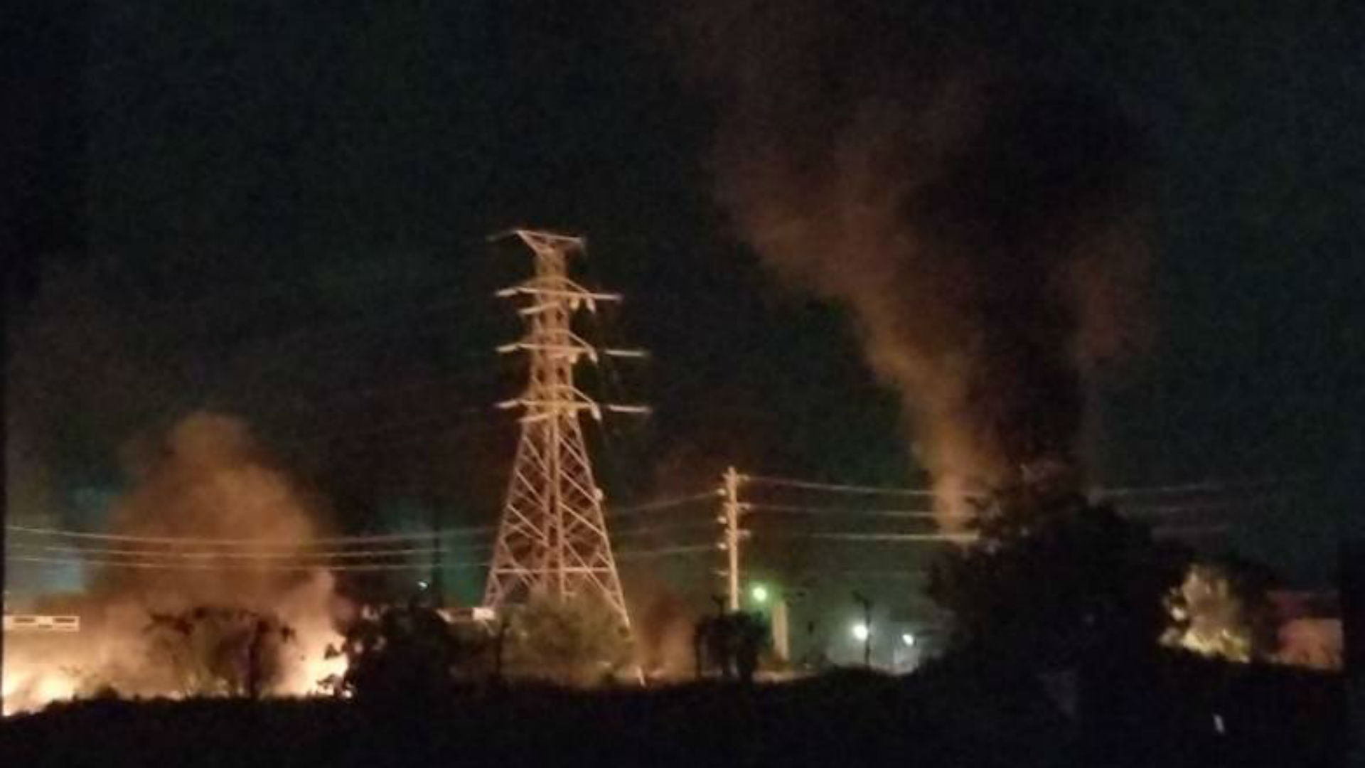 Mientras los venezolanos sobreviven sin luz tras la explosión de un transformador eléctrico en Caracas, el banco de inversión Barclays vaticina una implosión inminente dentro del régimen de Nicolás Maduro.