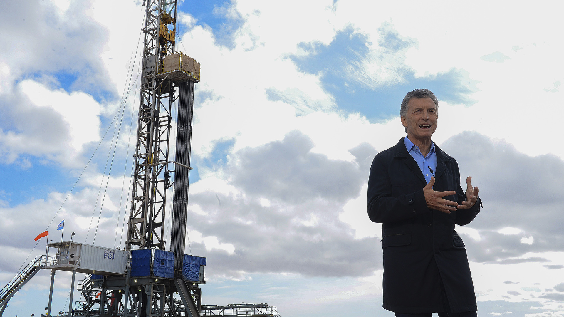 El presidente Mauricio Macri comenzó una de sus semanas más difíciles con una visita al yacimiento petrolífero de Vaca Muerta, en Neuquén (Foto: NA)